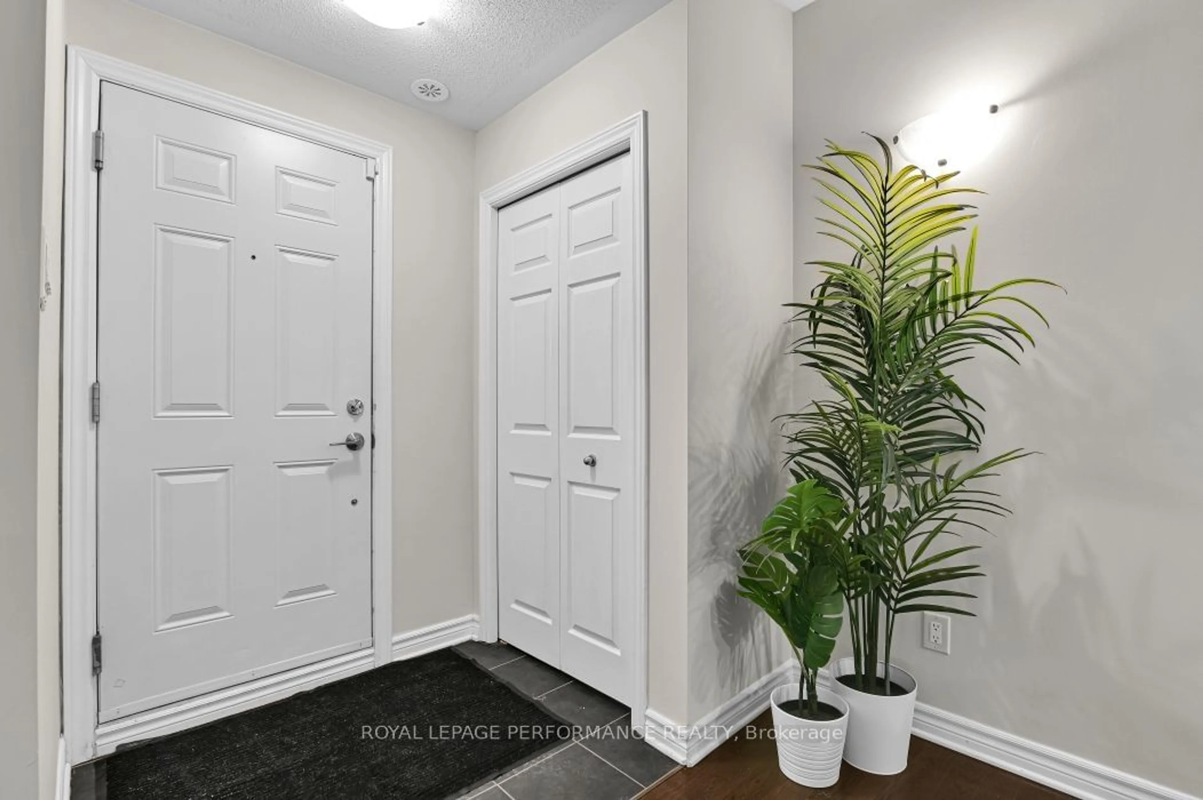 Indoor entryway for 151 Mocha #B, Blossom Park - Airport and Area Ontario K1T 0K5