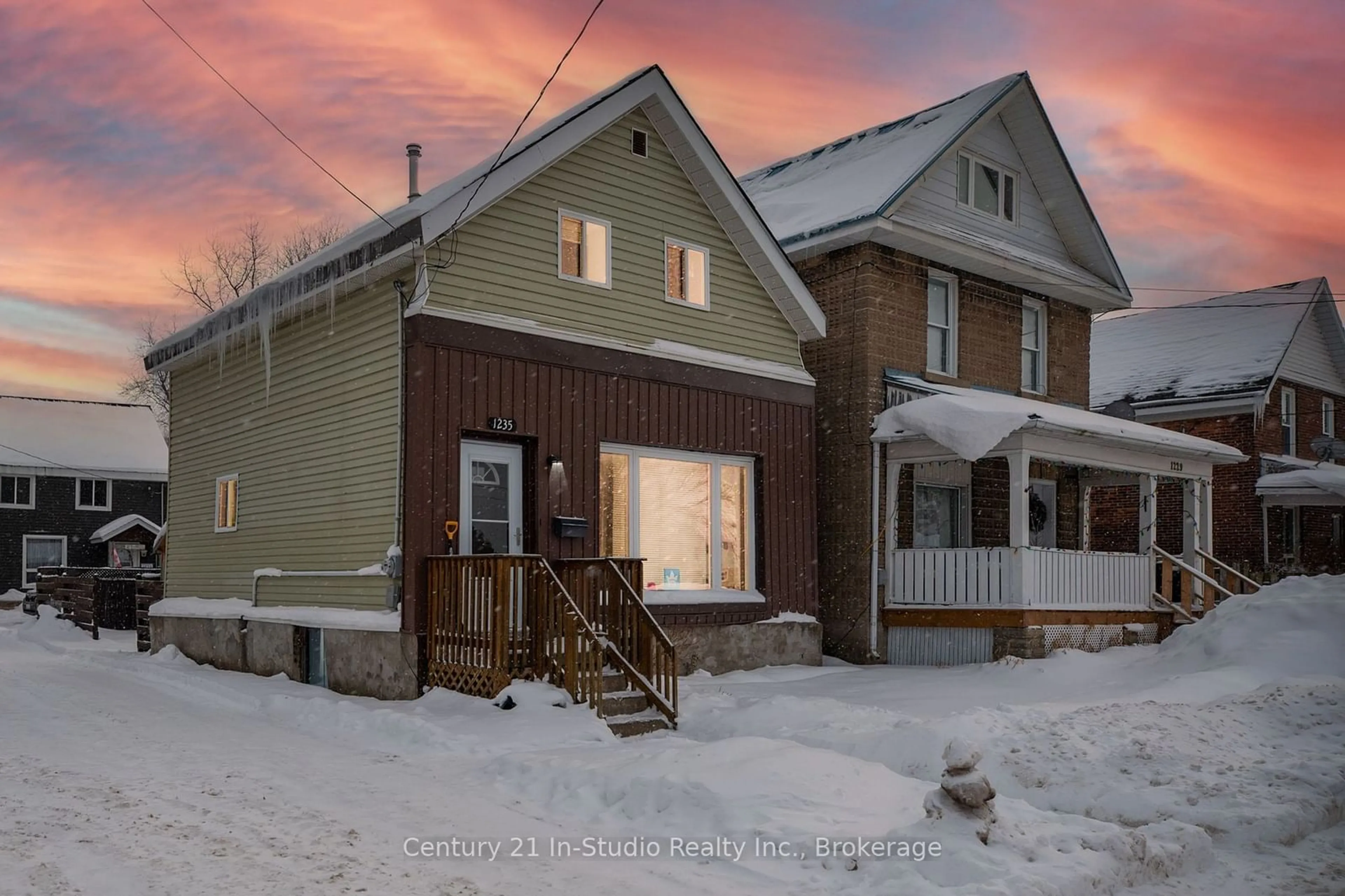 A pic from outside/outdoor area/front of a property/back of a property/a pic from drone, street for 1235 2ND Ave, Owen Sound Ontario N4K 2J2