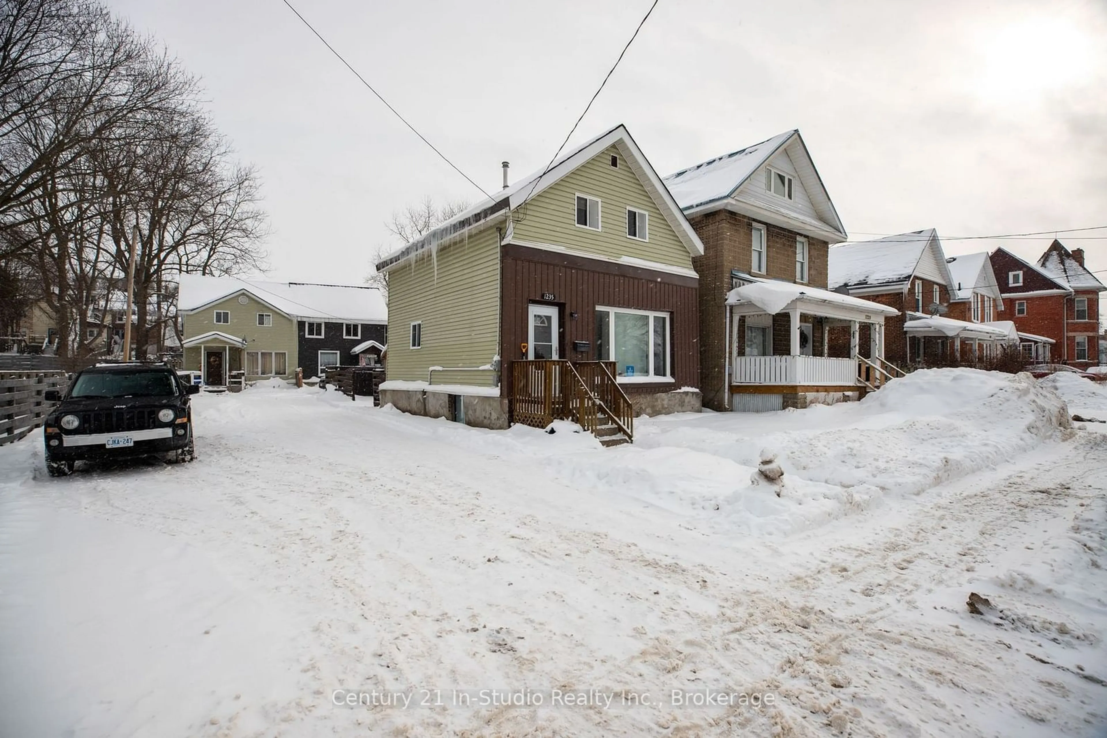 A pic from outside/outdoor area/front of a property/back of a property/a pic from drone, street for 1235 2ND Ave, Owen Sound Ontario N4K 2J2