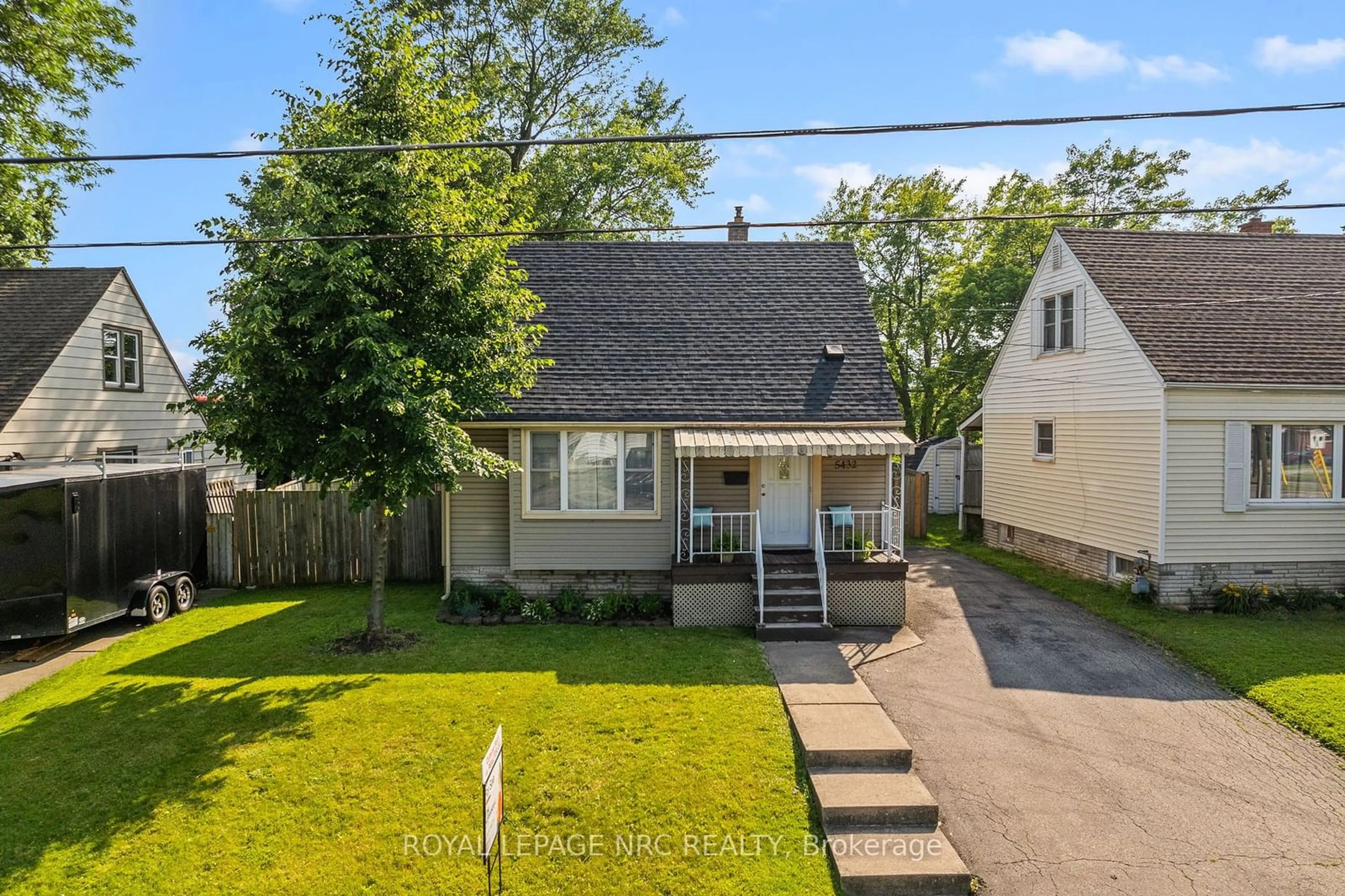 A pic from outside/outdoor area/front of a property/back of a property/a pic from drone, street for 5432 HOUCK Dr, Niagara Falls Ontario L2E 1S1