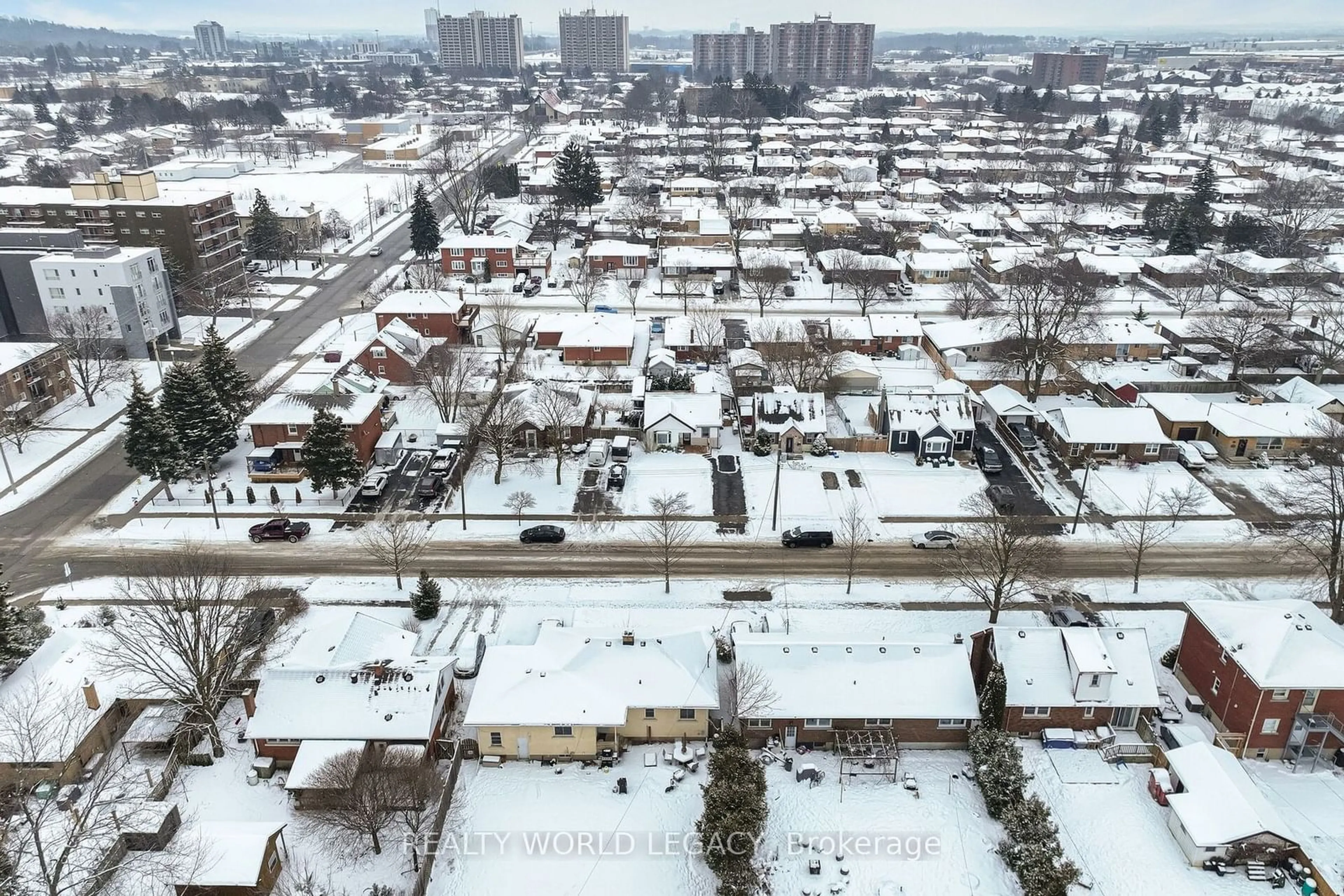 A pic from outside/outdoor area/front of a property/back of a property/a pic from drone, street for 141 Ninth Ave, Kitchener Ontario N2C 1S9