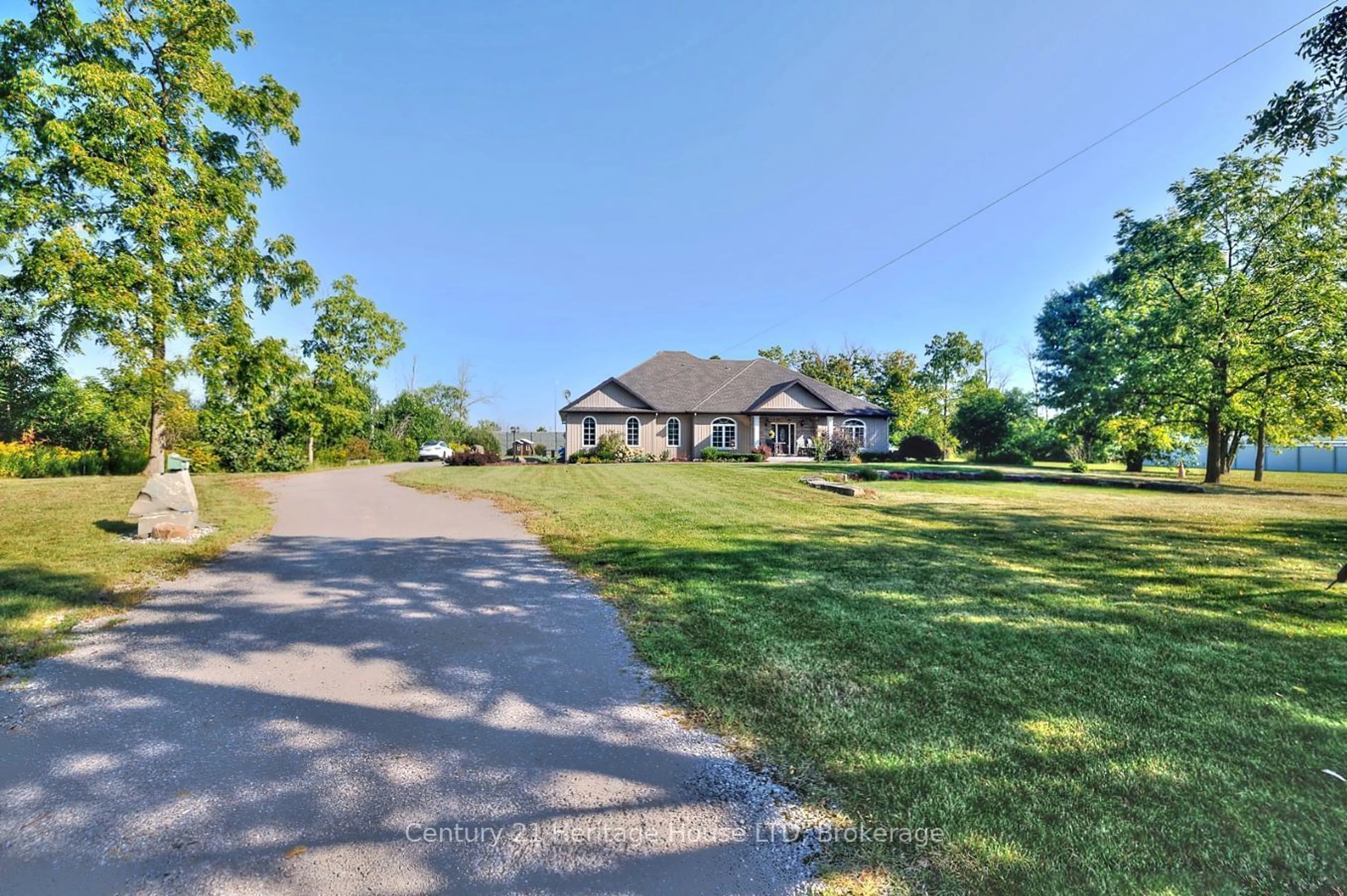 A pic from outside/outdoor area/front of a property/back of a property/a pic from drone, water/lake/river/ocean view for 1040 Bertie St, Fort Erie Ontario L2A 5S1