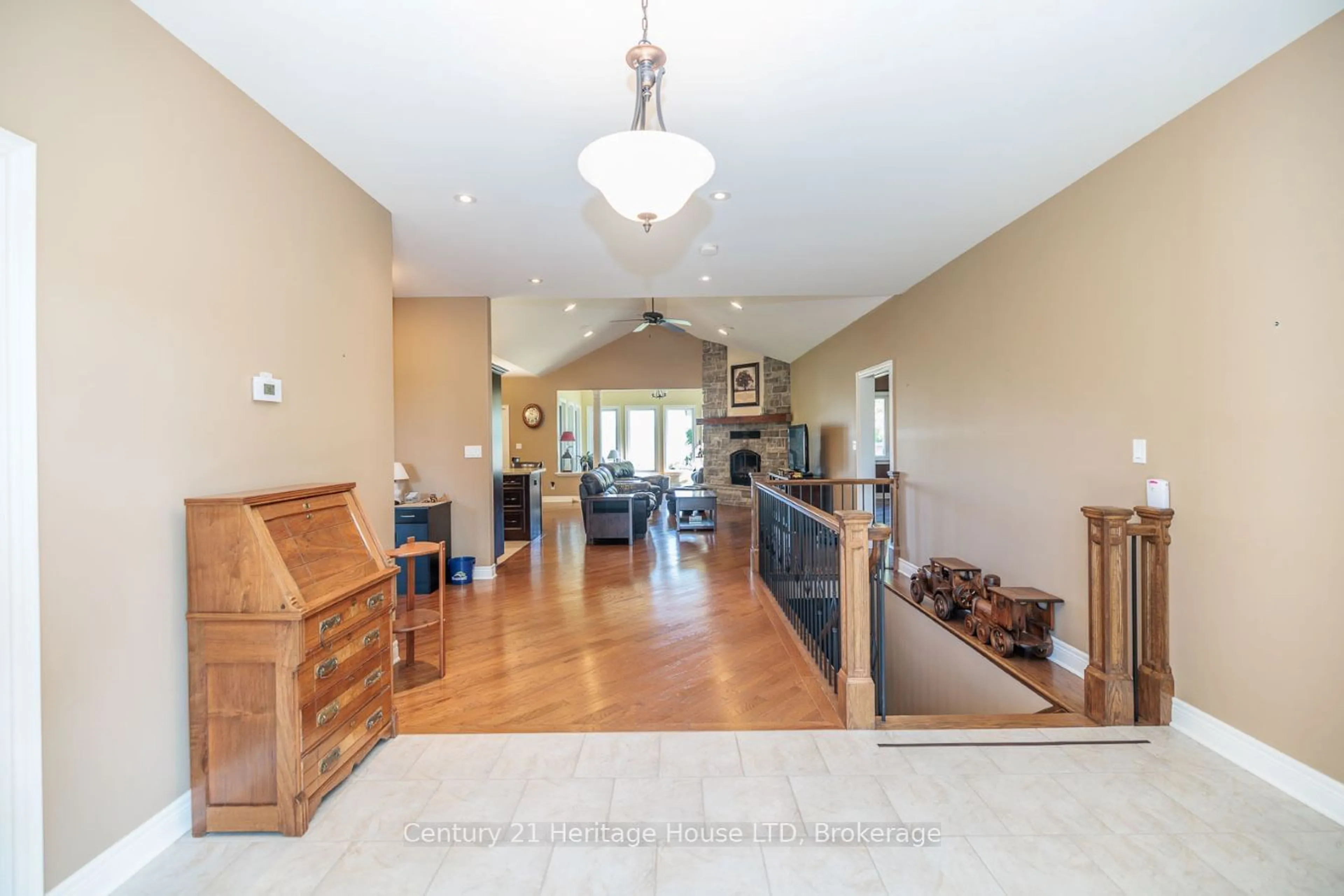 Indoor foyer for 1040 Bertie St, Fort Erie Ontario L2A 5S1