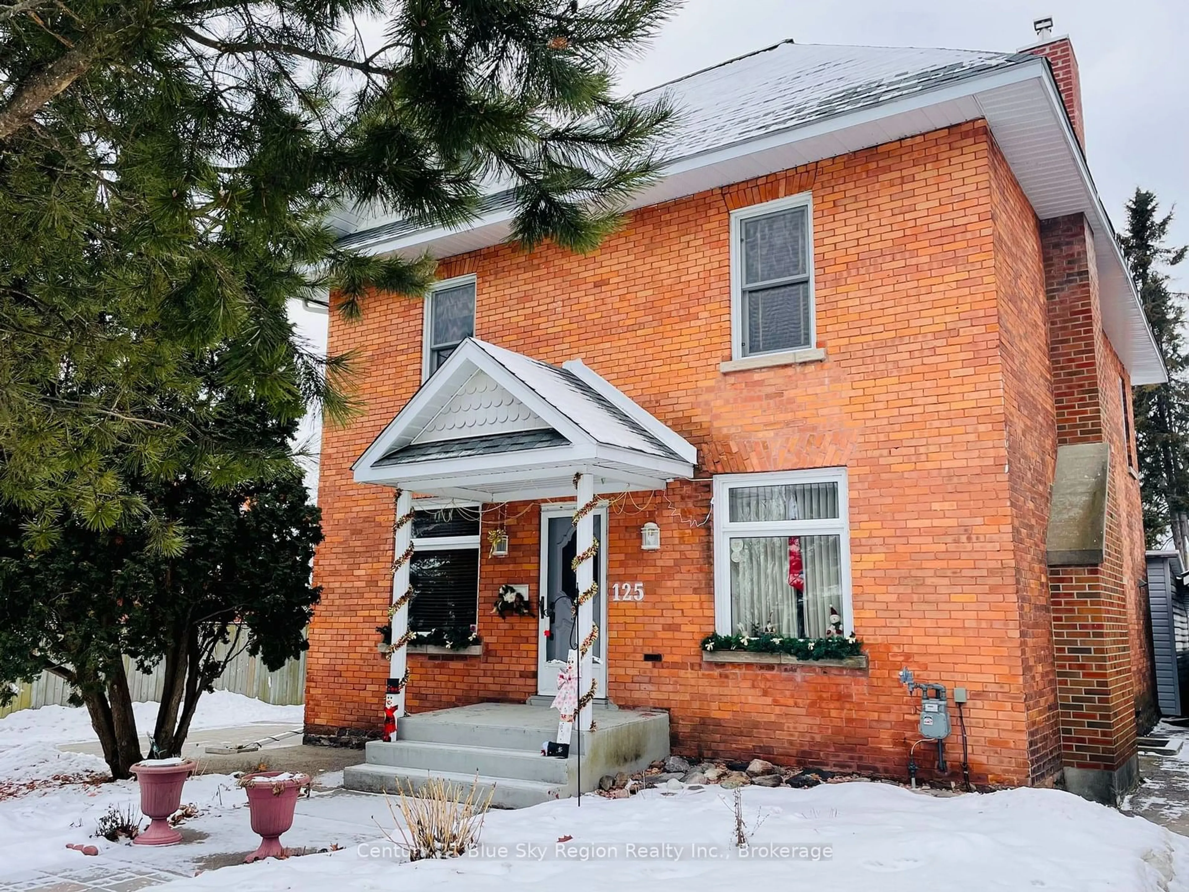 Home with brick exterior material, building for 125 Main St, West Nipissing Ontario P2B 1N6