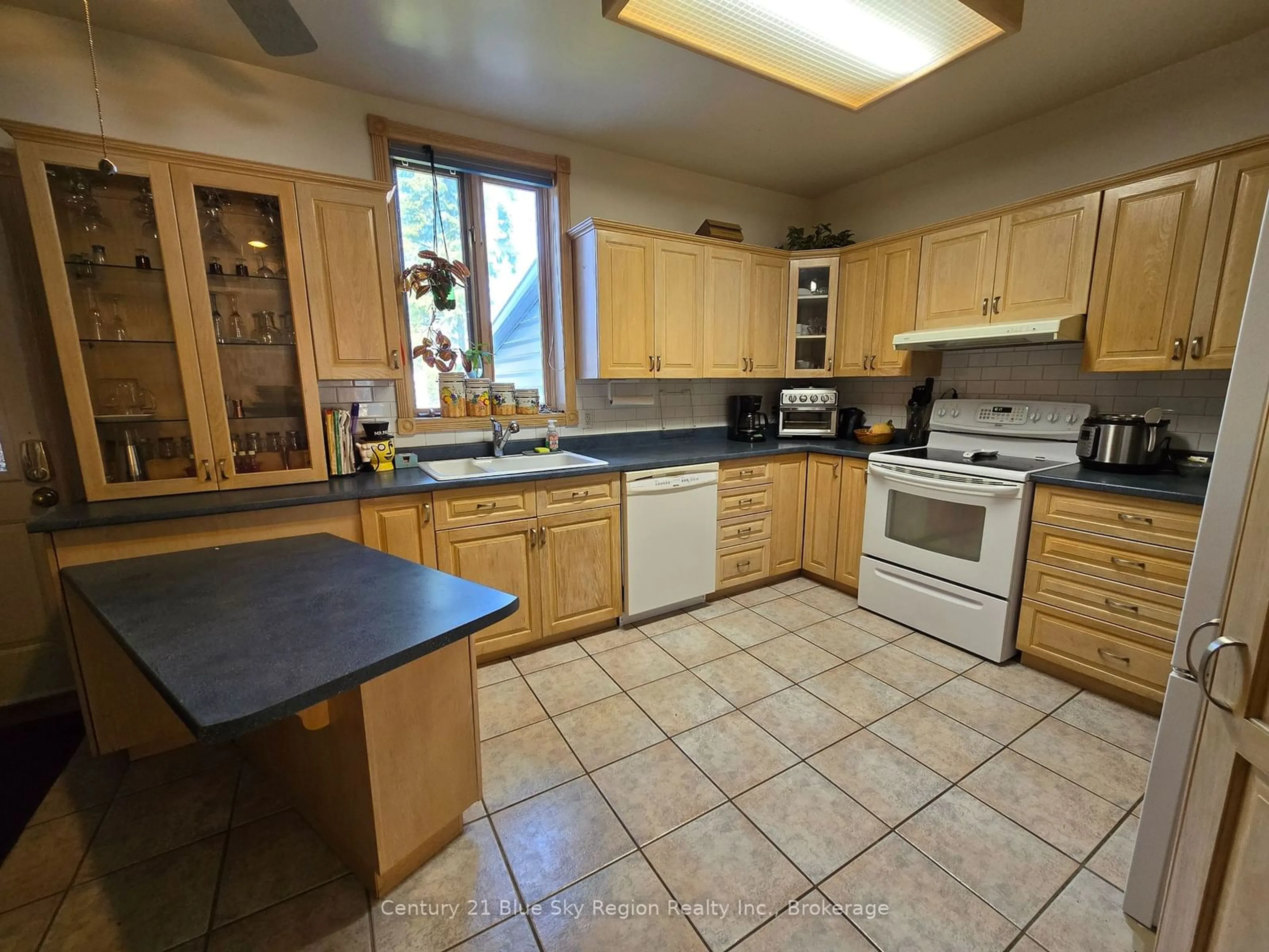 Standard kitchen, ceramic/tile floor for 125 Main St, West Nipissing Ontario P2B 1N6