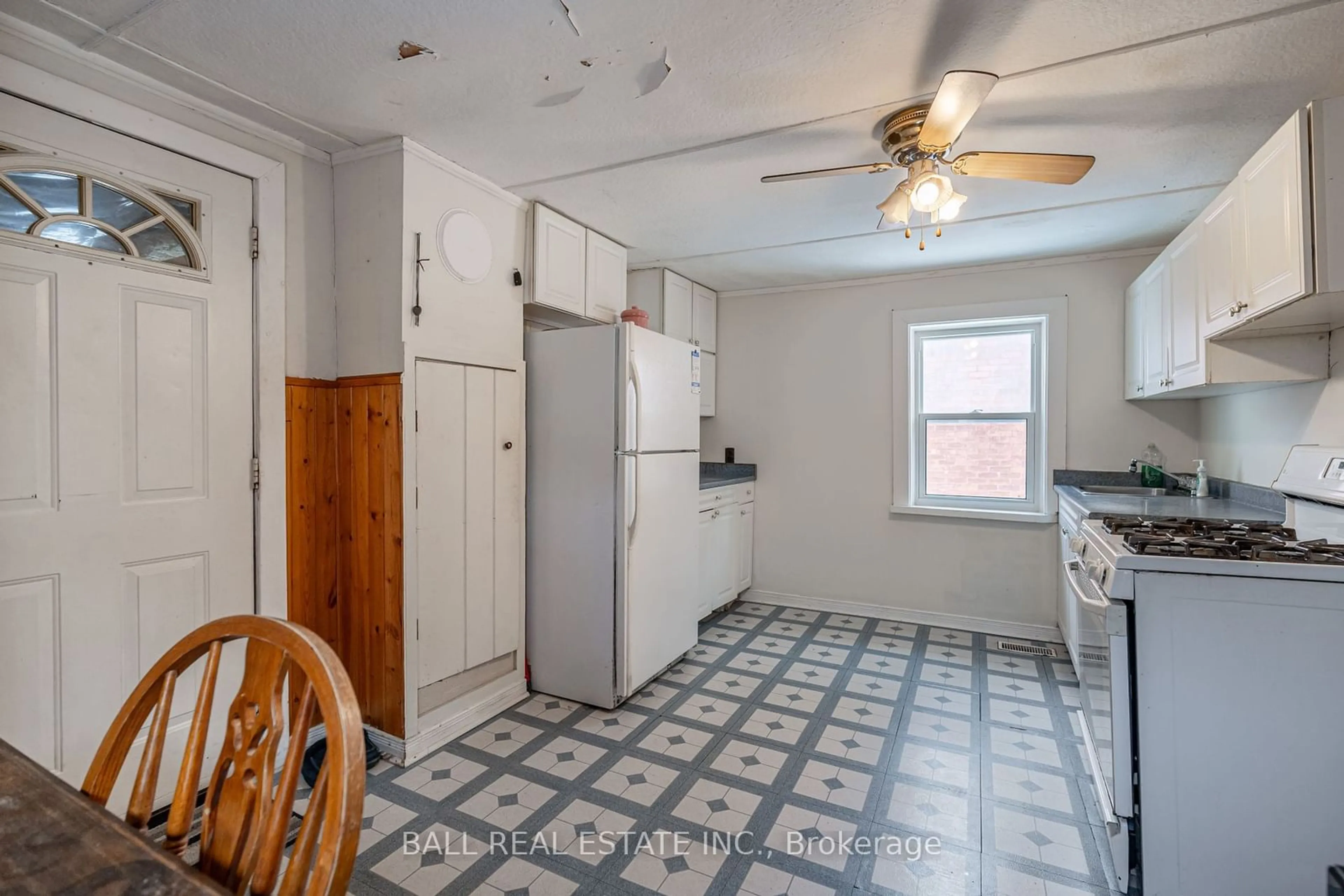 Standard kitchen, ceramic/tile floor for 492 Sherbrooke St, Peterborough Ontario K9J 2P3