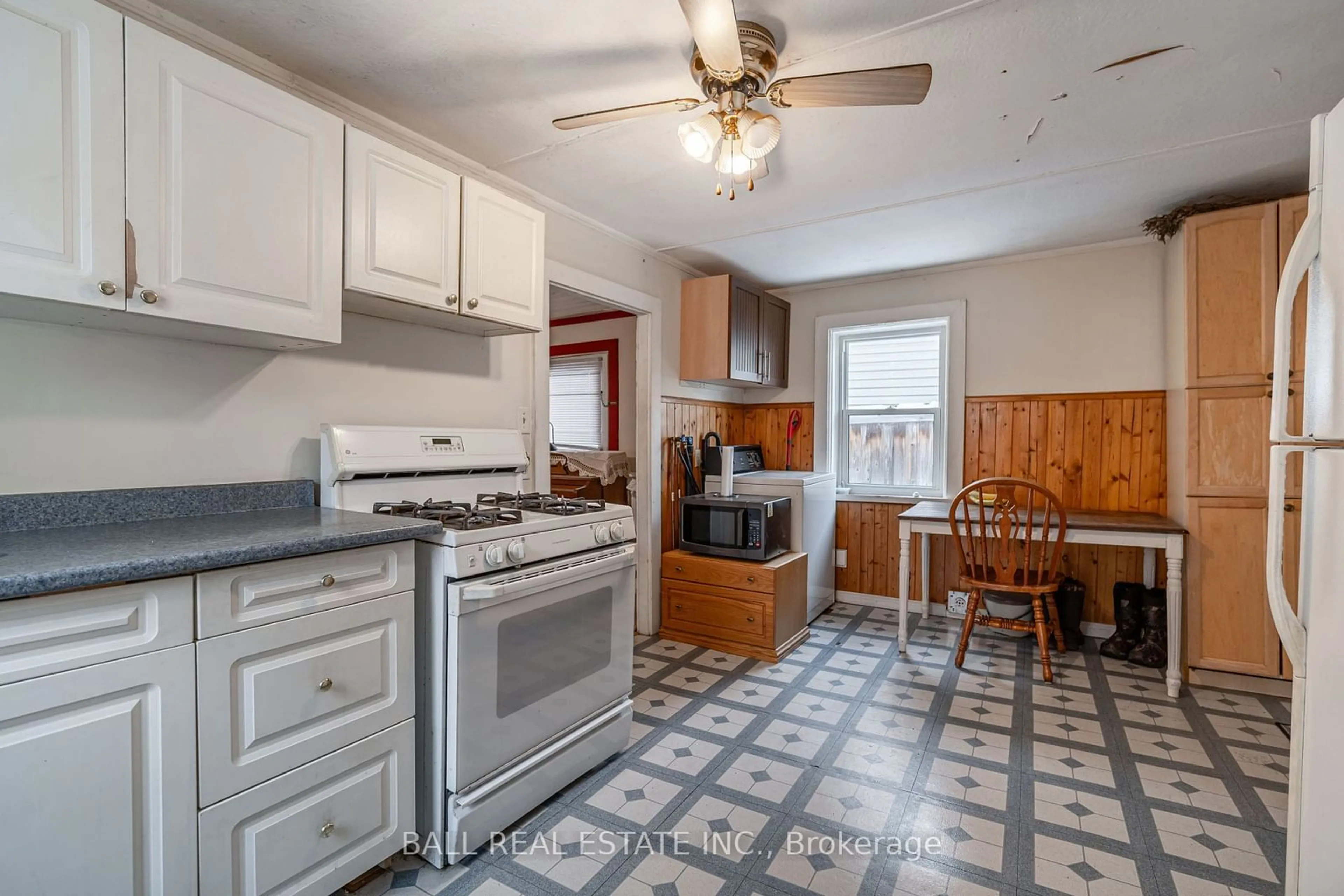 Standard kitchen, unknown for 492 Sherbrooke St, Peterborough Ontario K9J 2P3