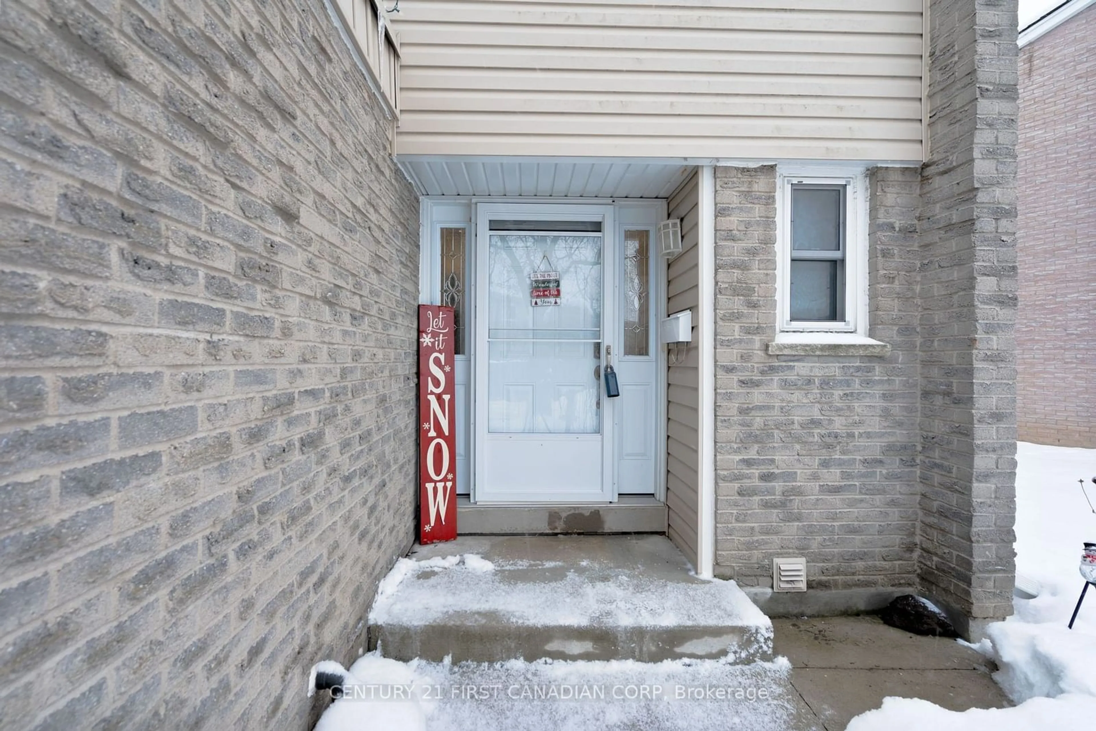 Indoor entryway for 669 Osgoode Dr #14, London Ontario N6E 2C7