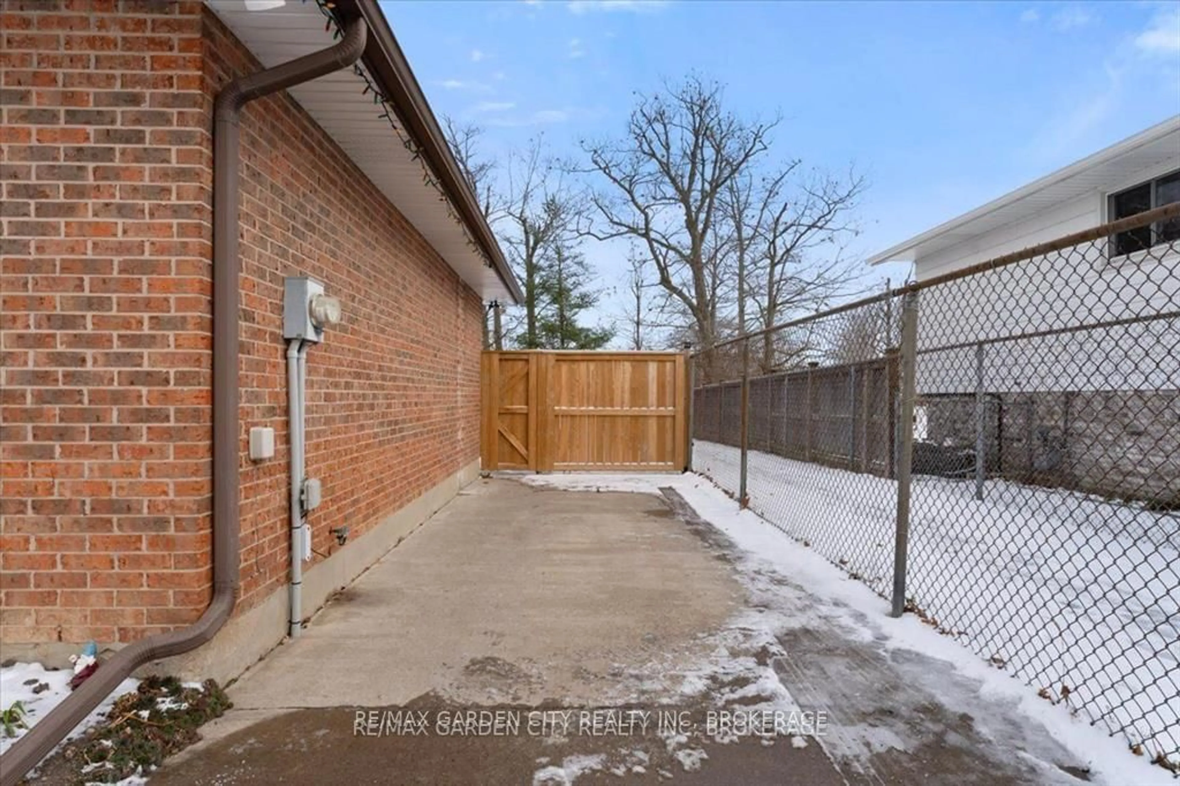 Patio, street for 7600 Jubilee Dr, Niagara Falls Ontario L2G 7J6