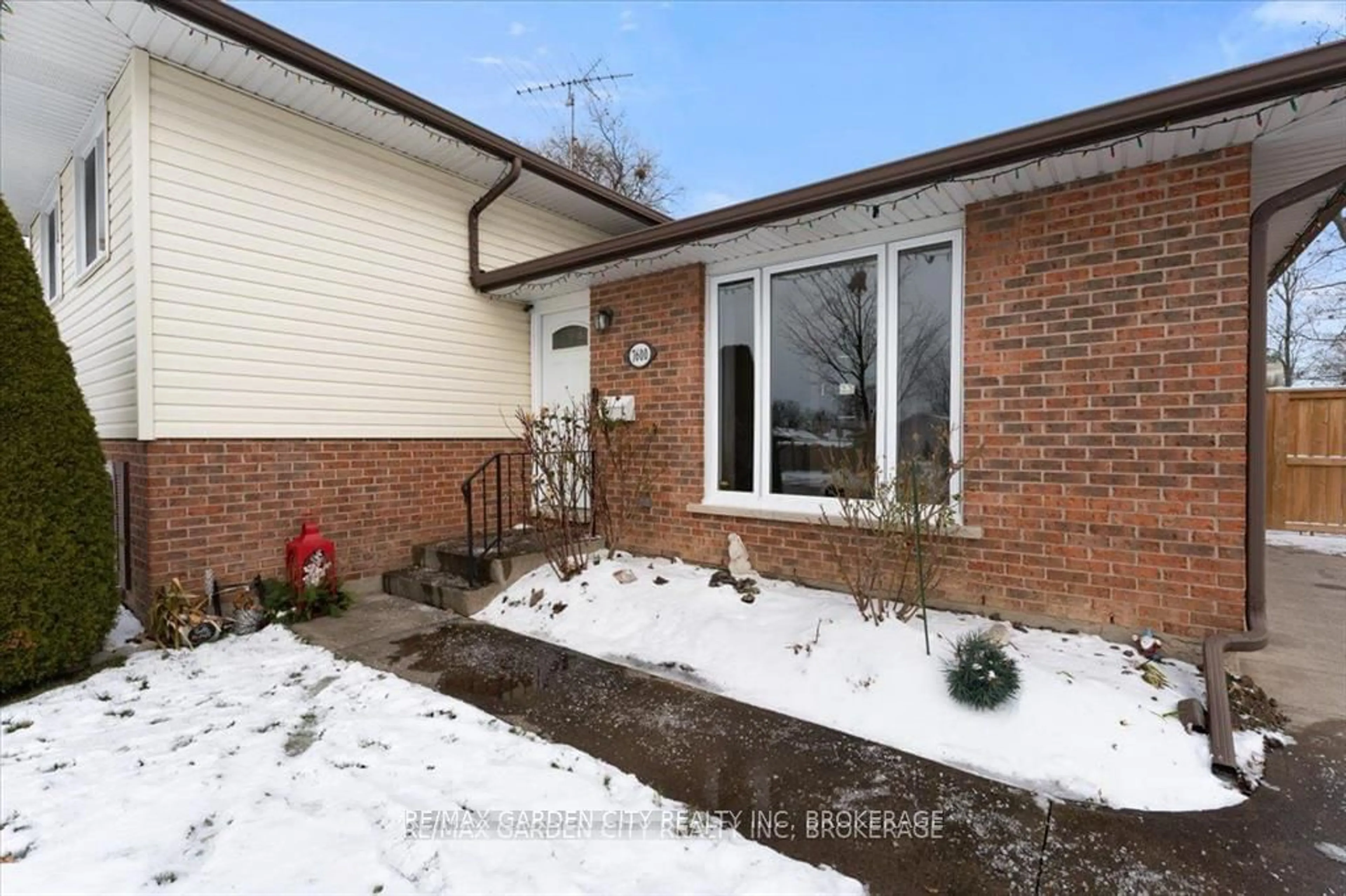 Home with brick exterior material, street for 7600 Jubilee Dr, Niagara Falls Ontario L2G 7J6