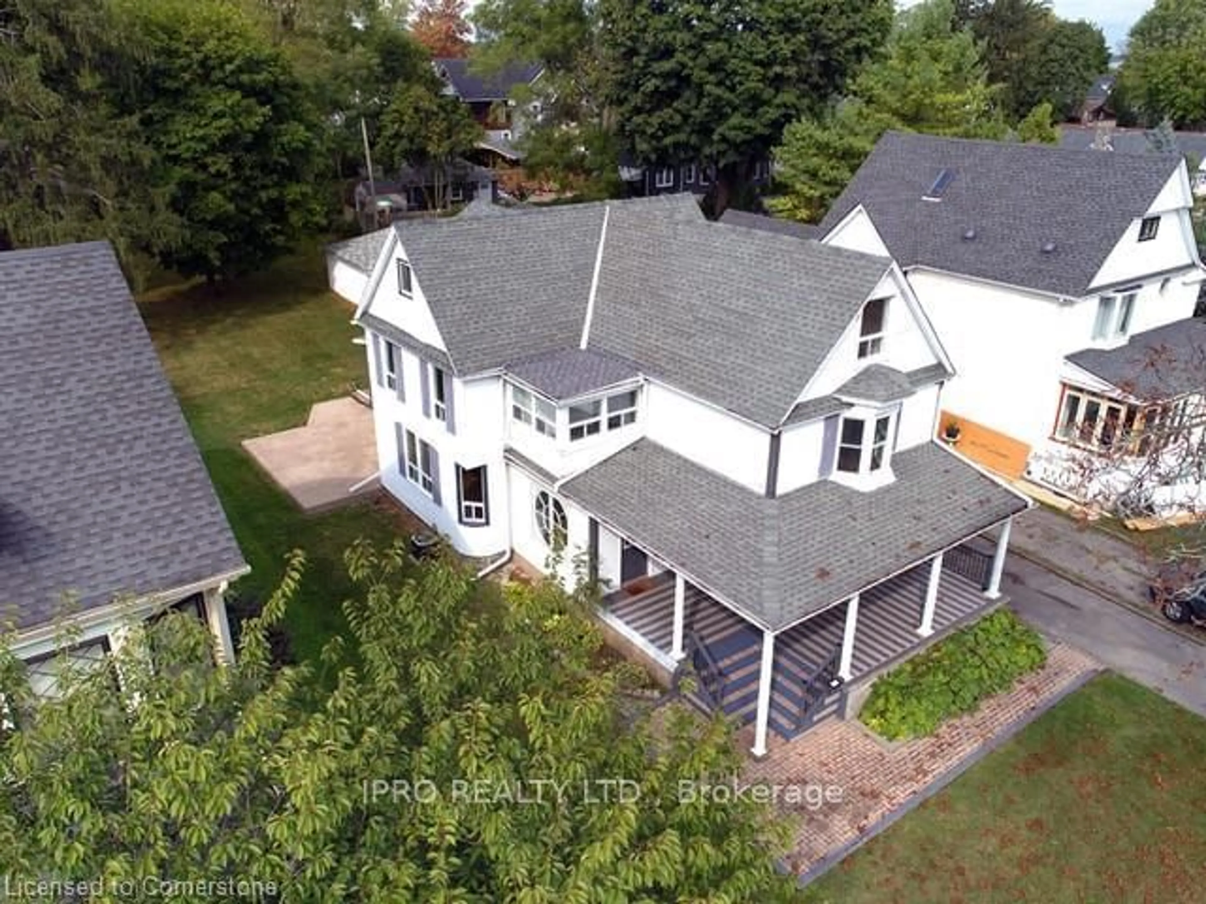 A pic from outside/outdoor area/front of a property/back of a property/a pic from drone, street for 707 Niagara Blvd, Fort Erie Ontario L2A 3J1