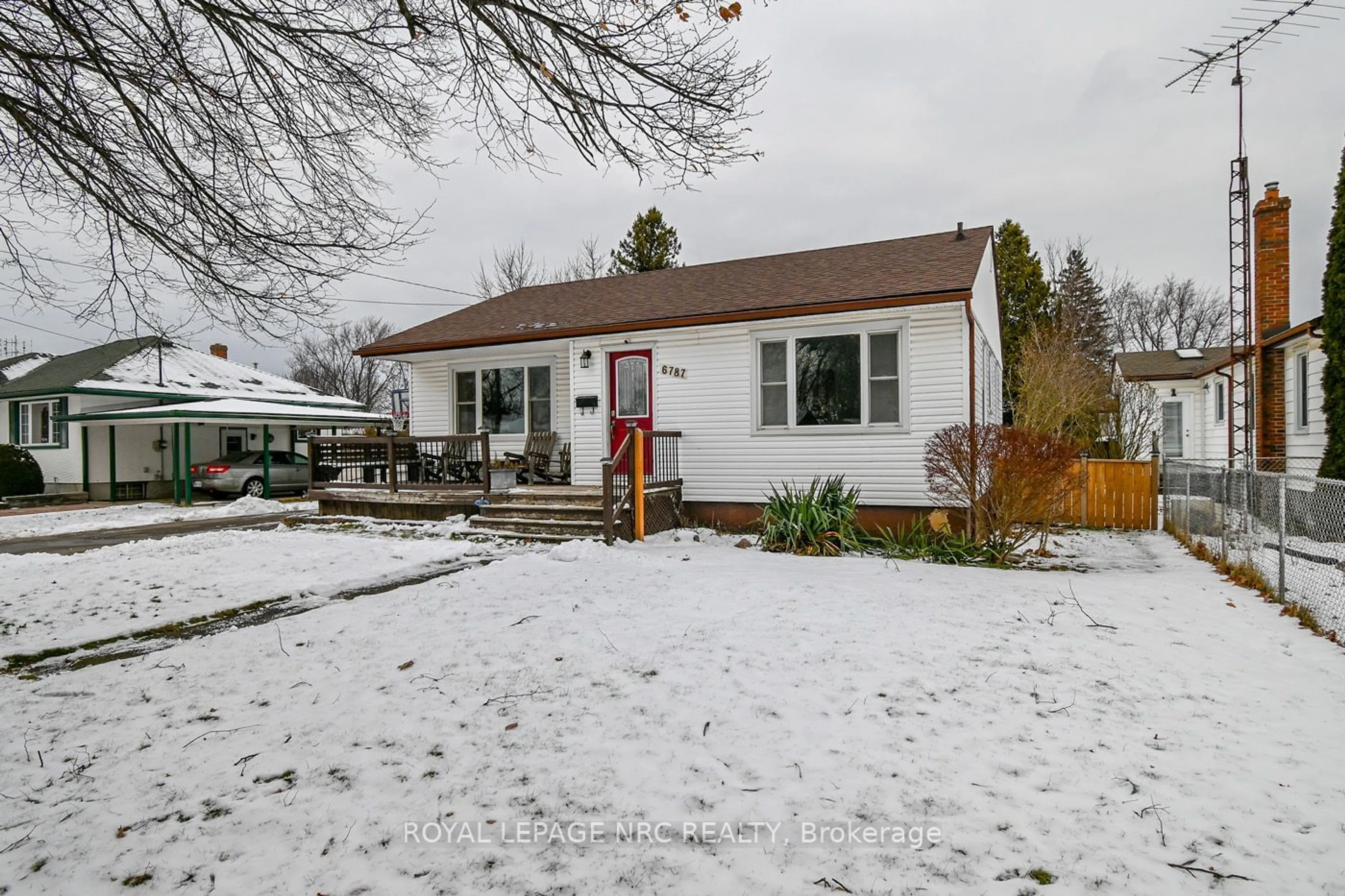 Home with vinyl exterior material, street for 6787 Russell St, Niagara Falls Ontario L2J 1R3