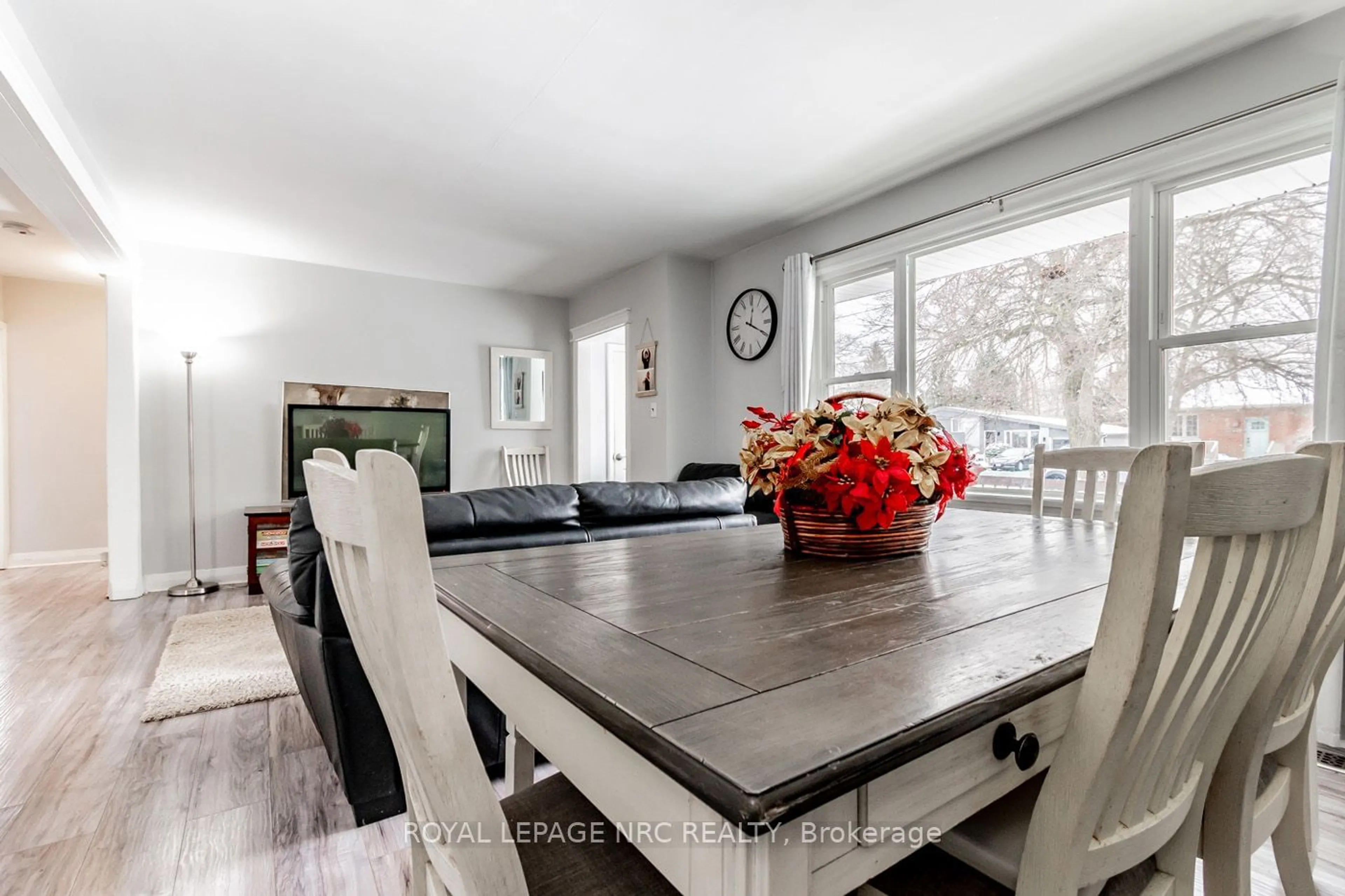 Dining room, wood/laminate floor for 6787 Russell St, Niagara Falls Ontario L2J 1R3