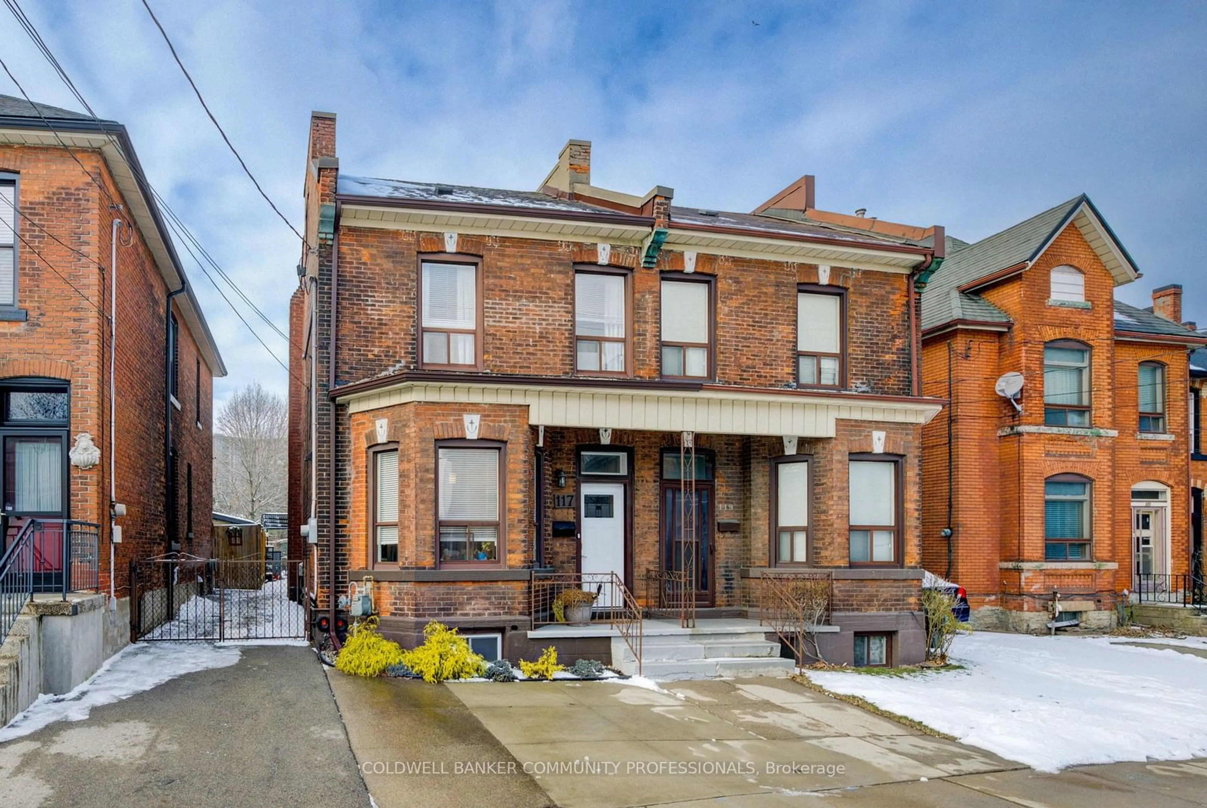 Home with brick exterior material, street for 117 Pearl St, Hamilton Ontario L8R 2Z4