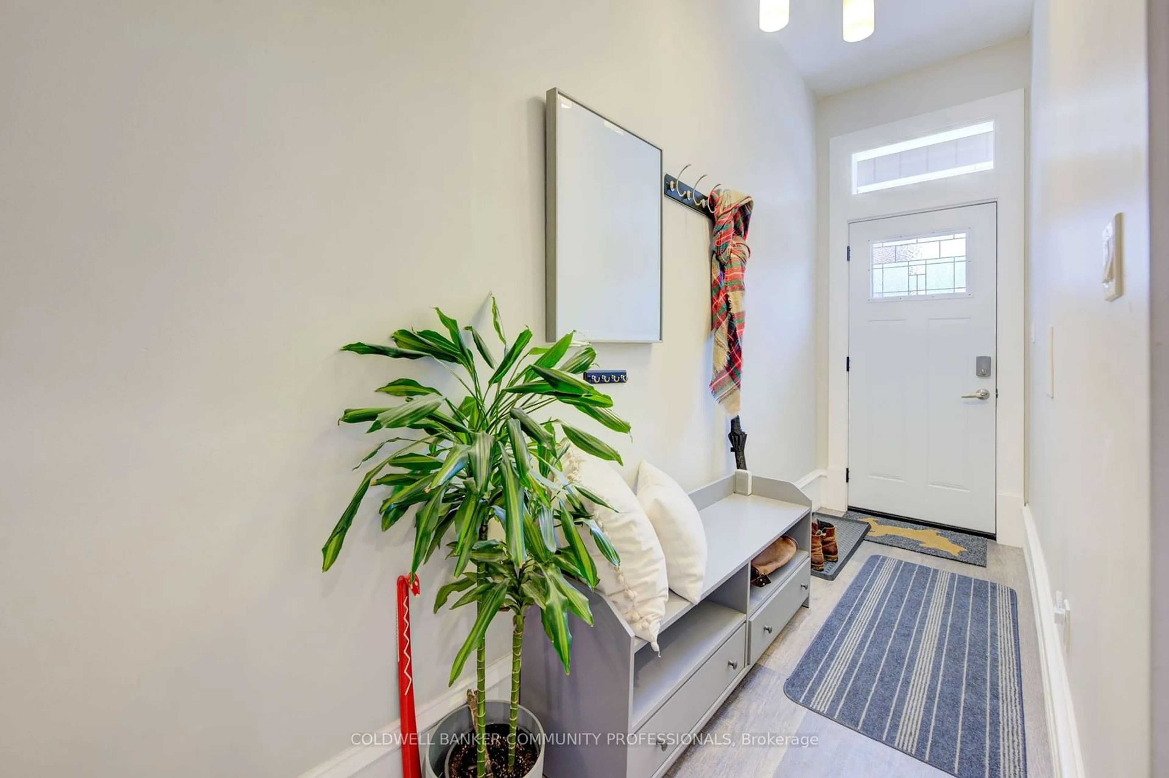 Indoor entryway for 117 Pearl St, Hamilton Ontario L8R 2Z4