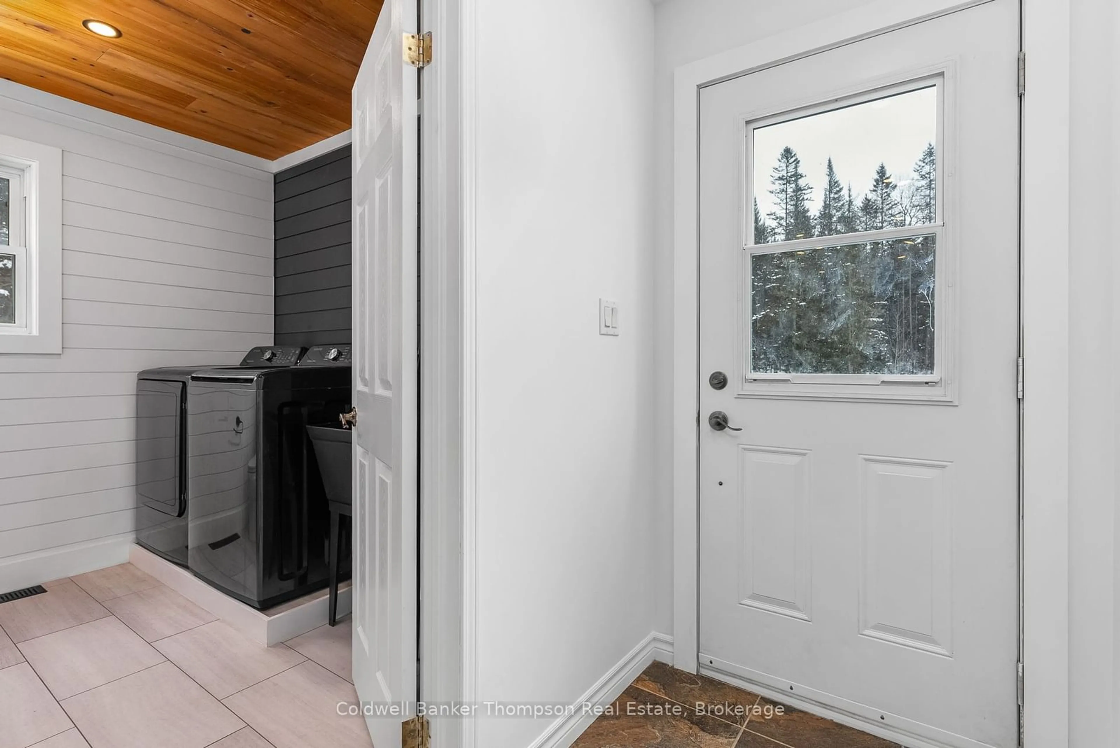 Indoor entryway for 215 O'brien Rd, Strong Ontario P0A 1Z0