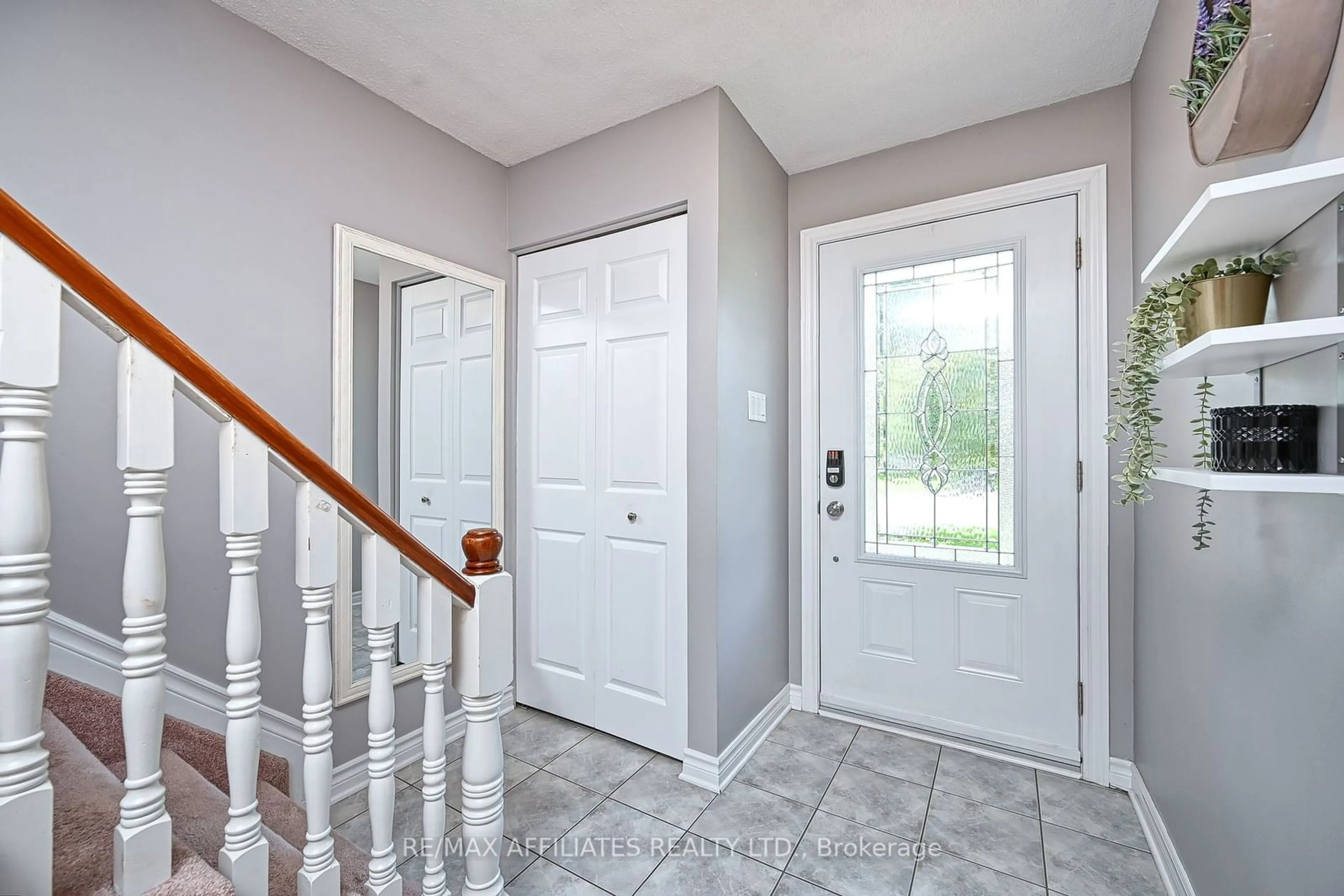 Indoor entryway for 28 Ormsby Dr, Stittsville - Munster - Richmond Ontario K0A 2Z0