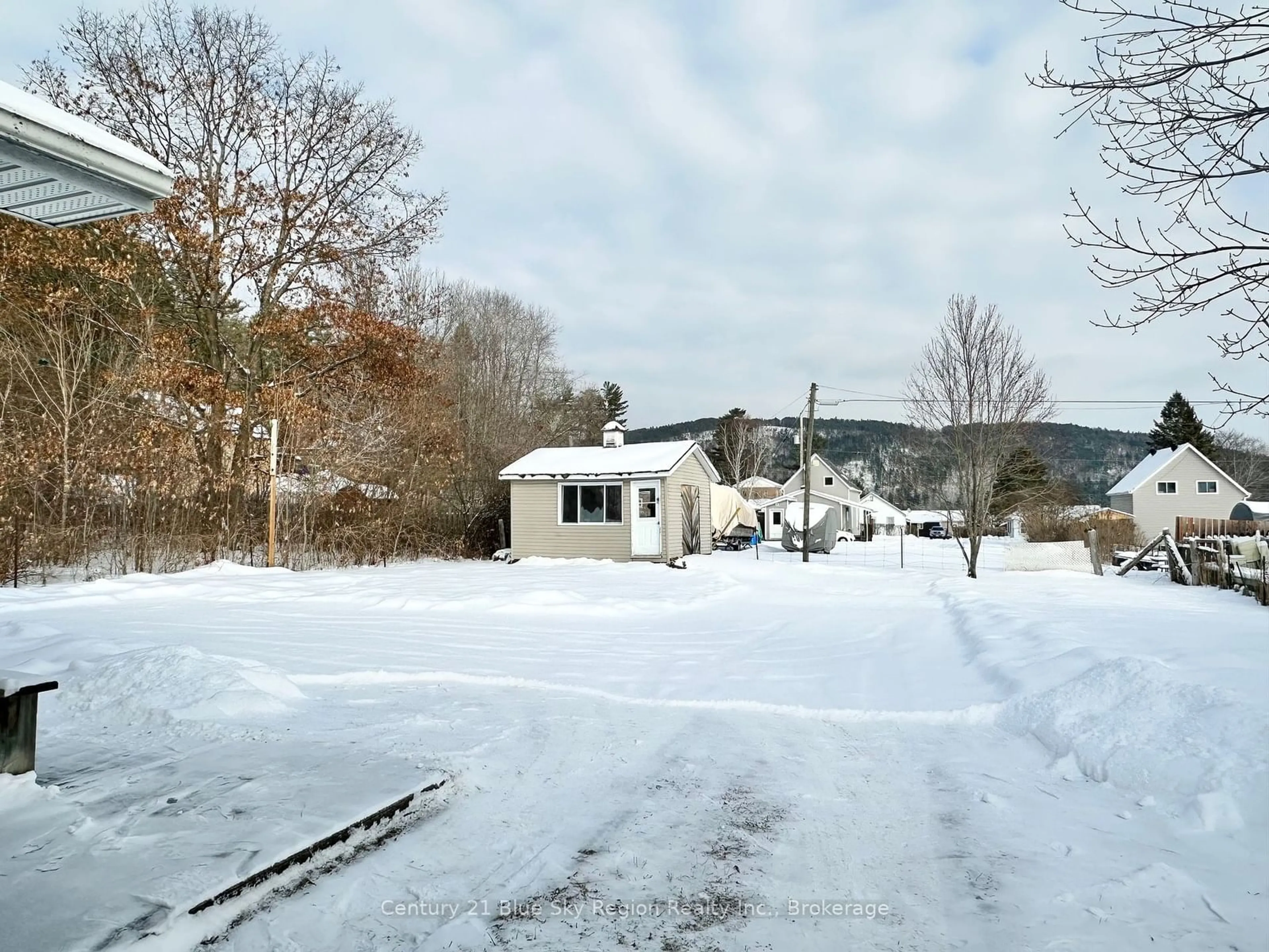 A pic from outside/outdoor area/front of a property/back of a property/a pic from drone, street for 361 Fifth St, Mattawa Ontario P0V 1V0