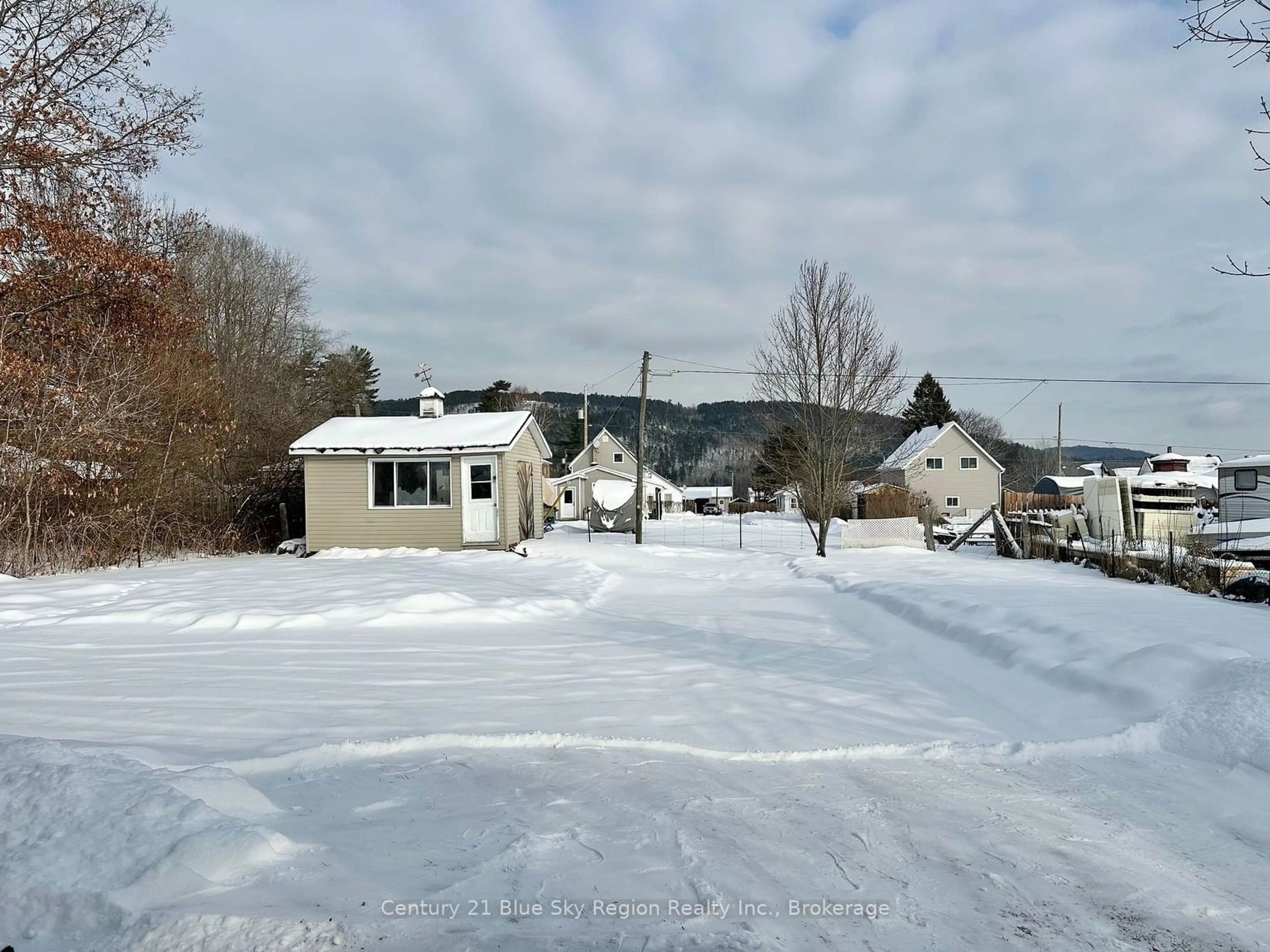 A pic from outside/outdoor area/front of a property/back of a property/a pic from drone, street for 361 Fifth St, Mattawa Ontario P0V 1V0