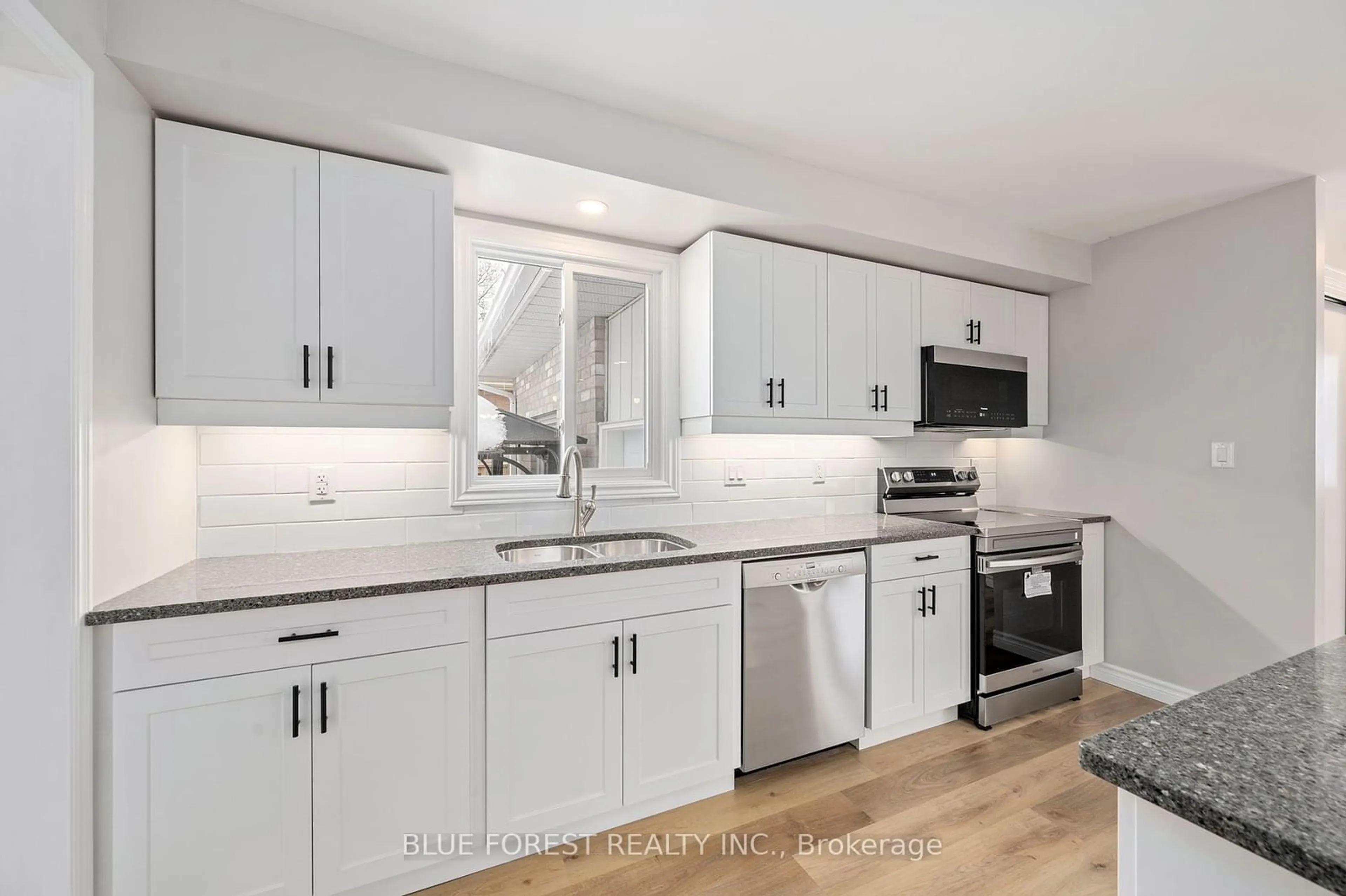 Open concept kitchen, ceramic/tile floor for 69 PARK Ave, St. Thomas Ontario N5R 4V9