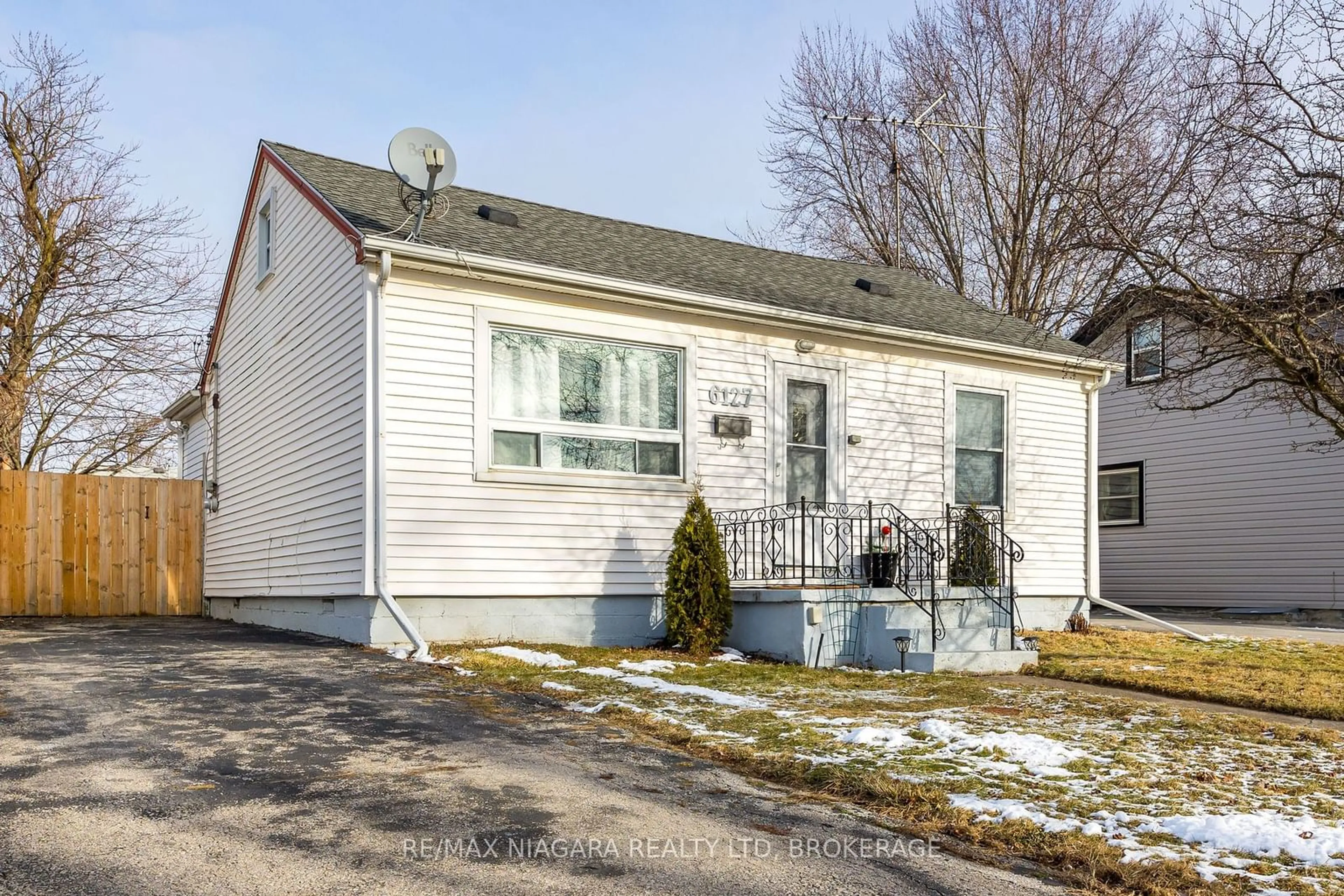 Home with vinyl exterior material, street for 6127 Skinner St, Niagara Falls Ontario L2G 2Y4