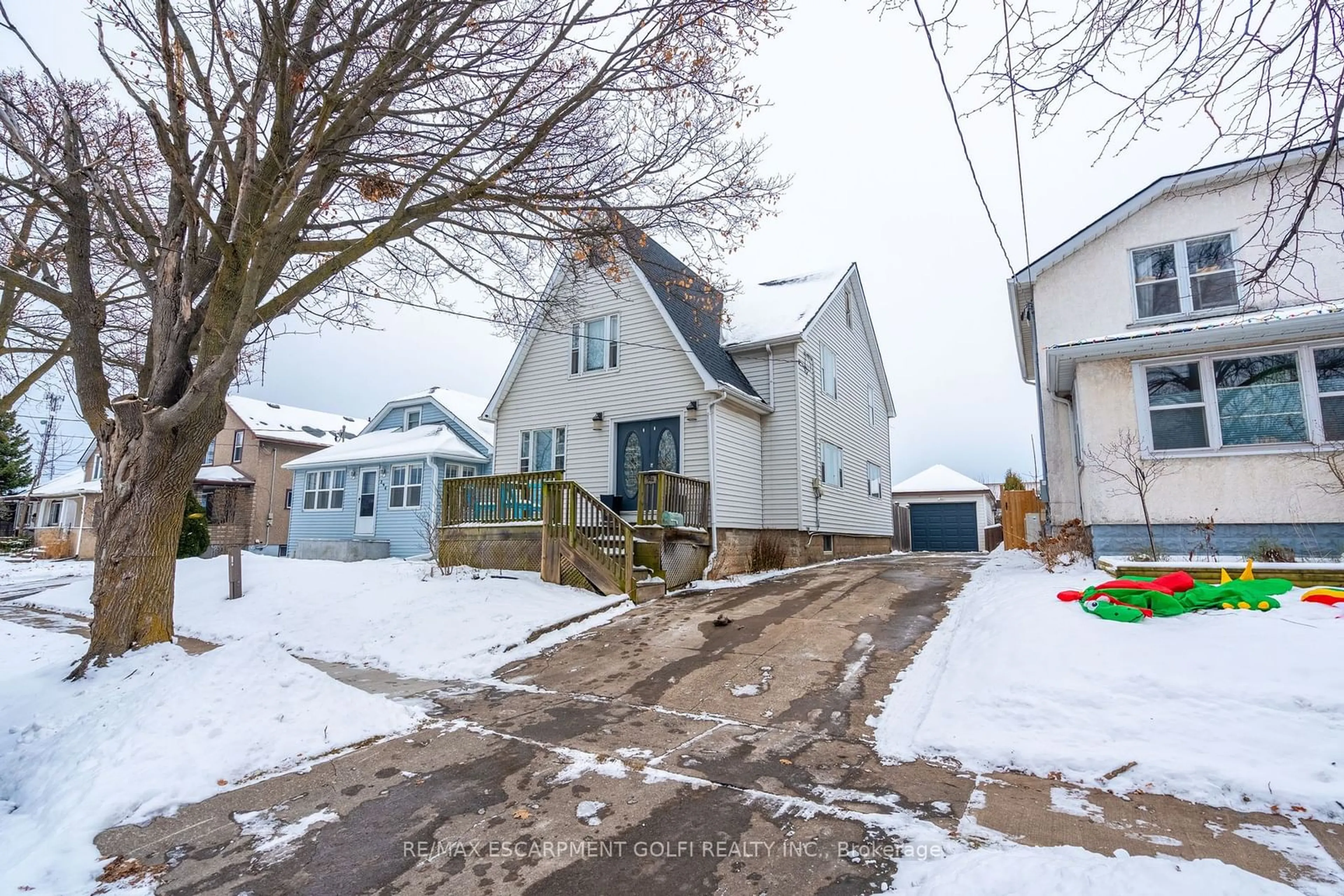 A pic from outside/outdoor area/front of a property/back of a property/a pic from drone, street for 202 Ross St, Welland Ontario L3B 2N3