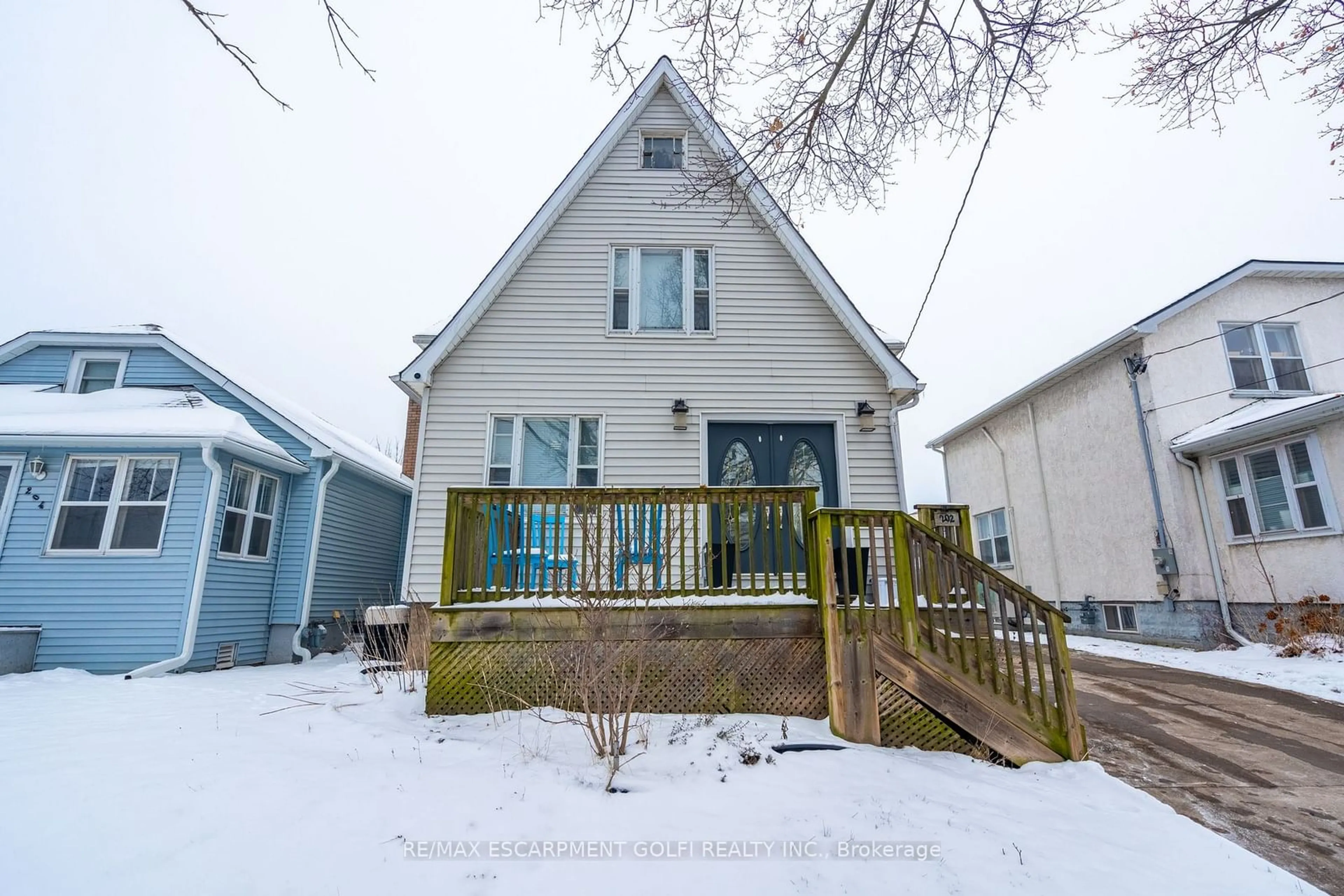 A pic from outside/outdoor area/front of a property/back of a property/a pic from drone, street for 202 Ross St, Welland Ontario L3B 2N3