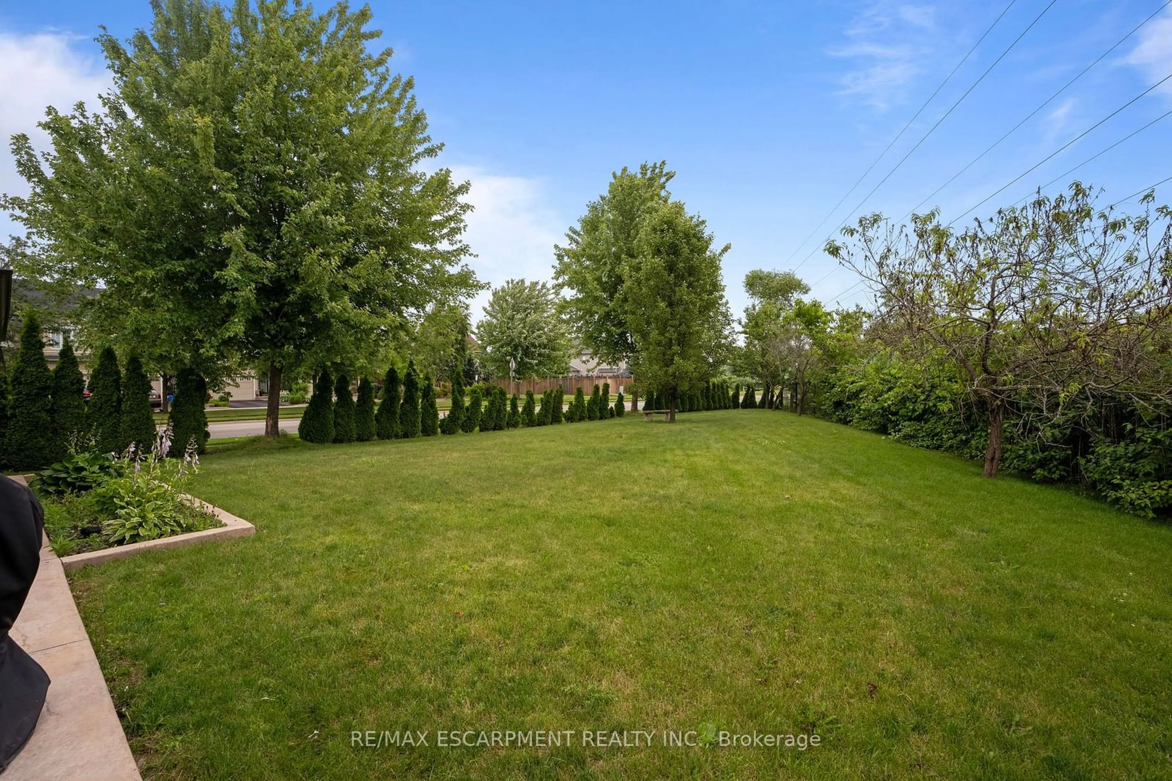 A pic from outside/outdoor area/front of a property/back of a property/a pic from drone, unknown for 575 STONEHENGE Dr, Hamilton Ontario L9K 1T4