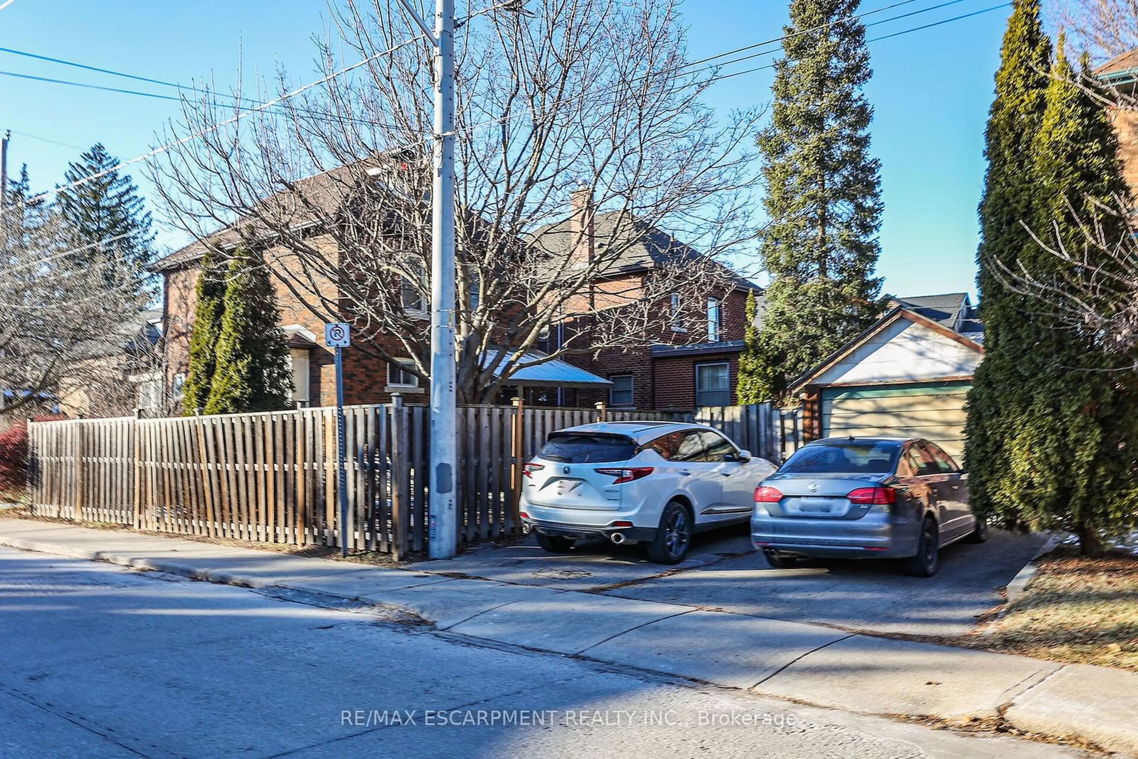 A pic from outside/outdoor area/front of a property/back of a property/a pic from drone, street for 21 Paisley Ave, Hamilton Ontario L8S 1T8