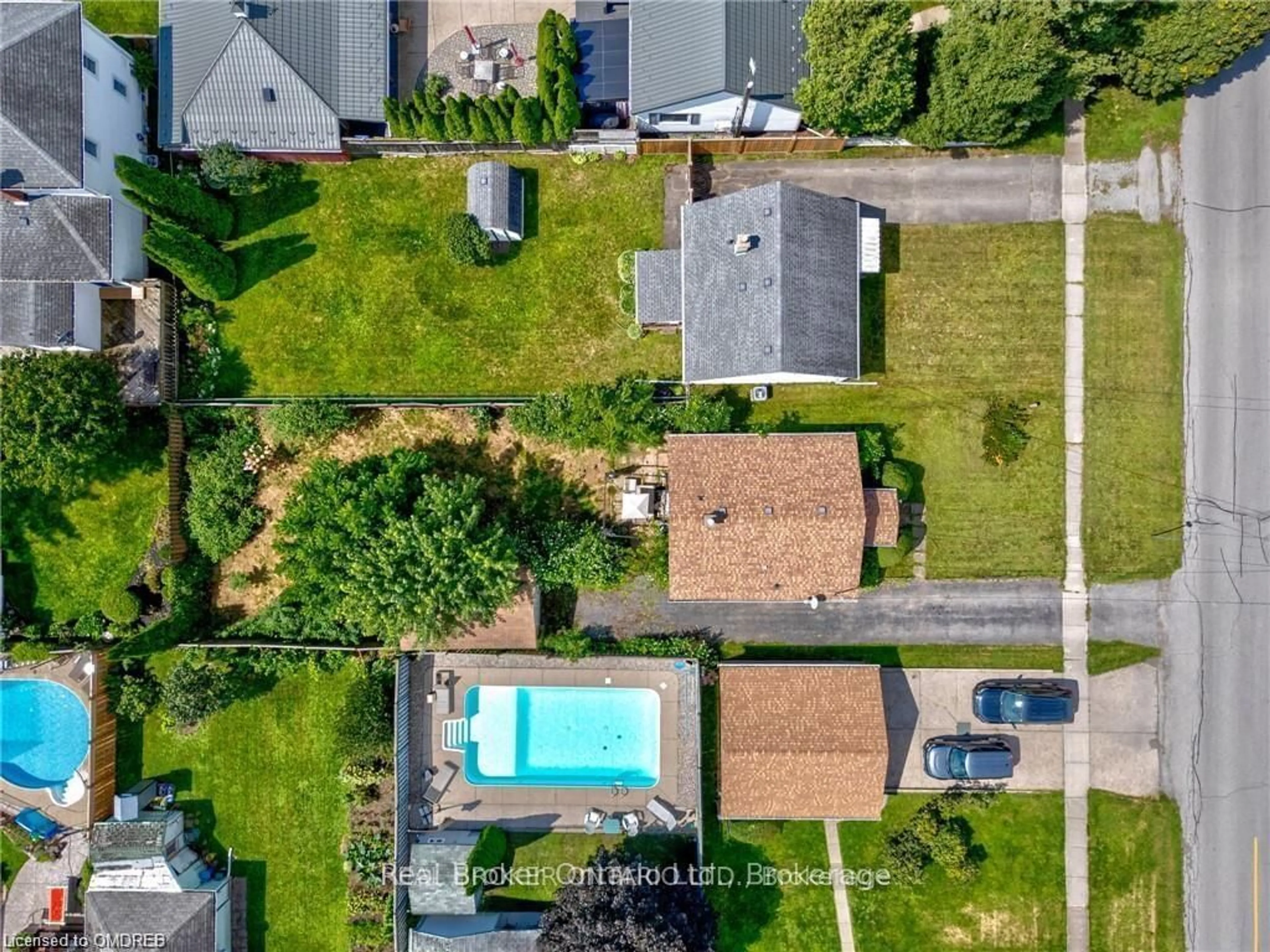 A pic from outside/outdoor area/front of a property/back of a property/a pic from drone, street for 6024 Dixon St, Niagara Falls Ontario L2G 2L3