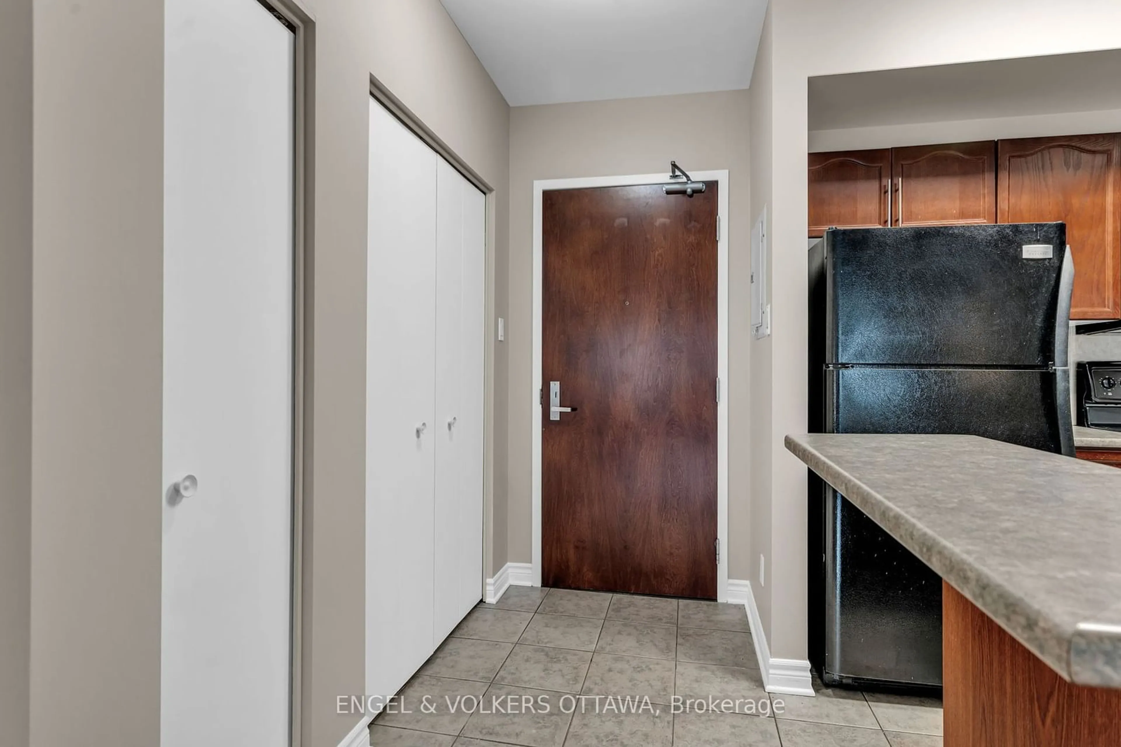 Indoor entryway for 200 Rideau St #407, Lower Town - Sandy Hill Ontario K1N 5Y1