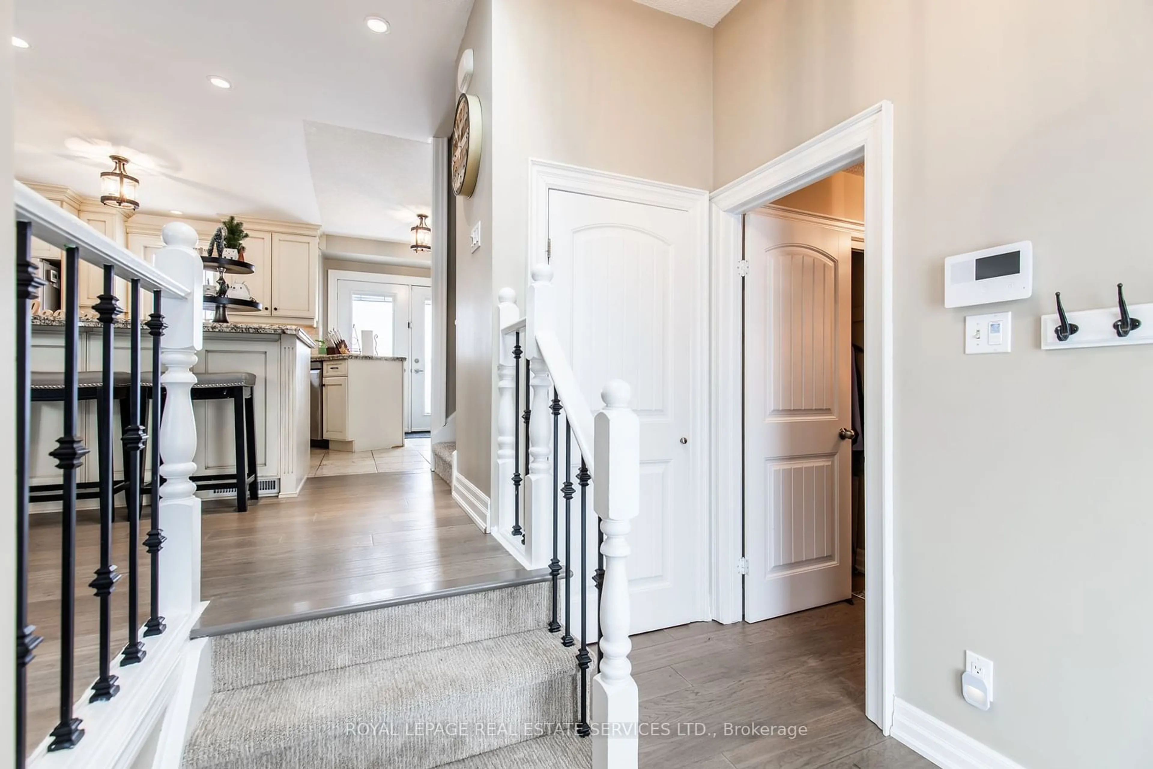 Indoor entryway for 33 Cheval Dr, Grimsby Ontario L3M 4N2