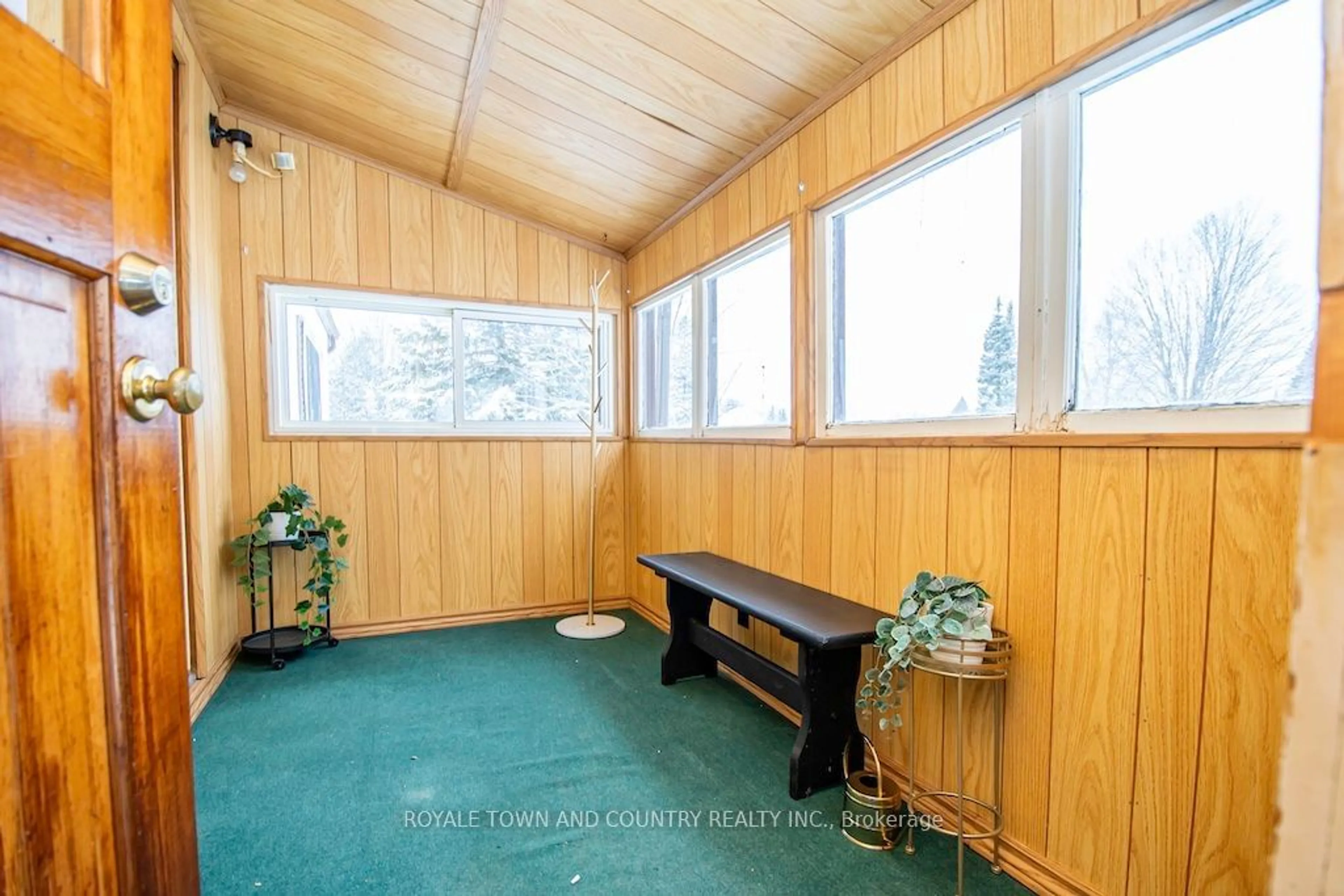 Indoor foyer for 9 Marlene Dr, Kawartha Lakes Ontario L0B 1K0