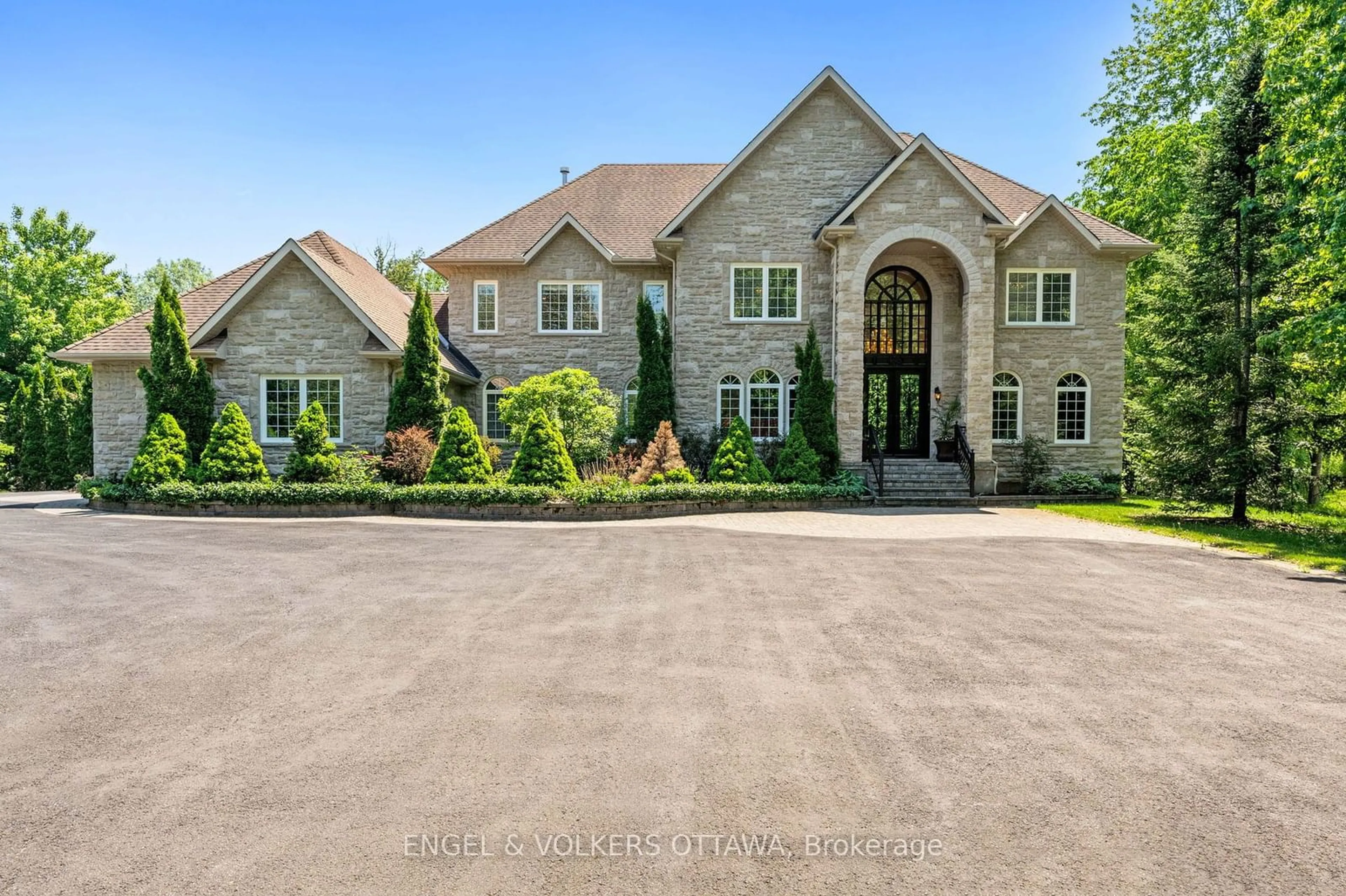 Home with brick exterior material, unknown for 5818 Queenscourt Cres, Manotick - Kars - Rideau Twp and Area Ontario K4M 1K3