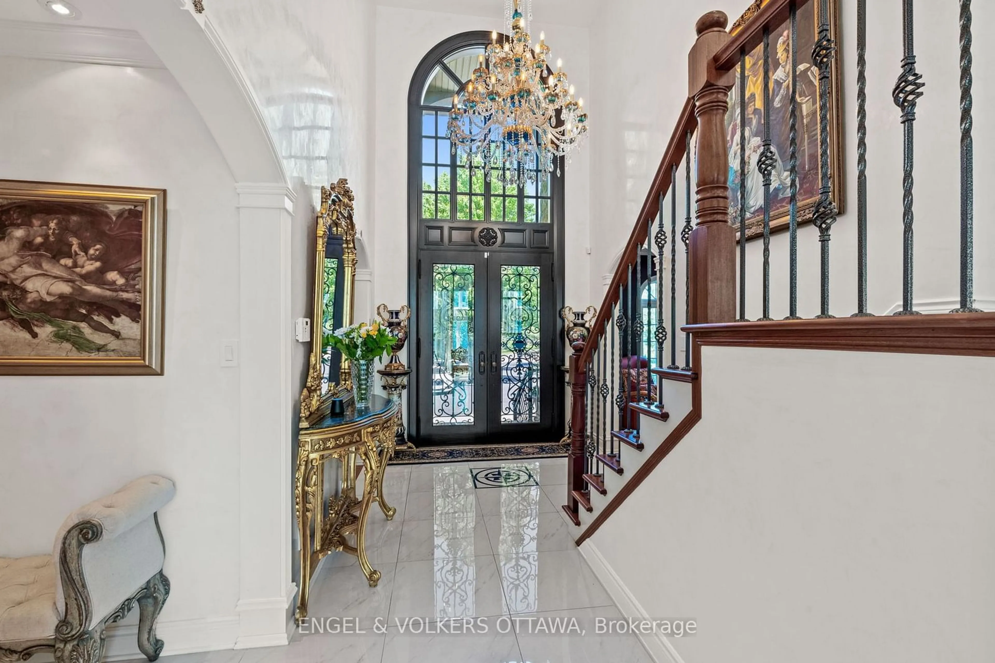 Indoor foyer for 5818 Queenscourt Cres, Manotick - Kars - Rideau Twp and Area Ontario K4M 1K3