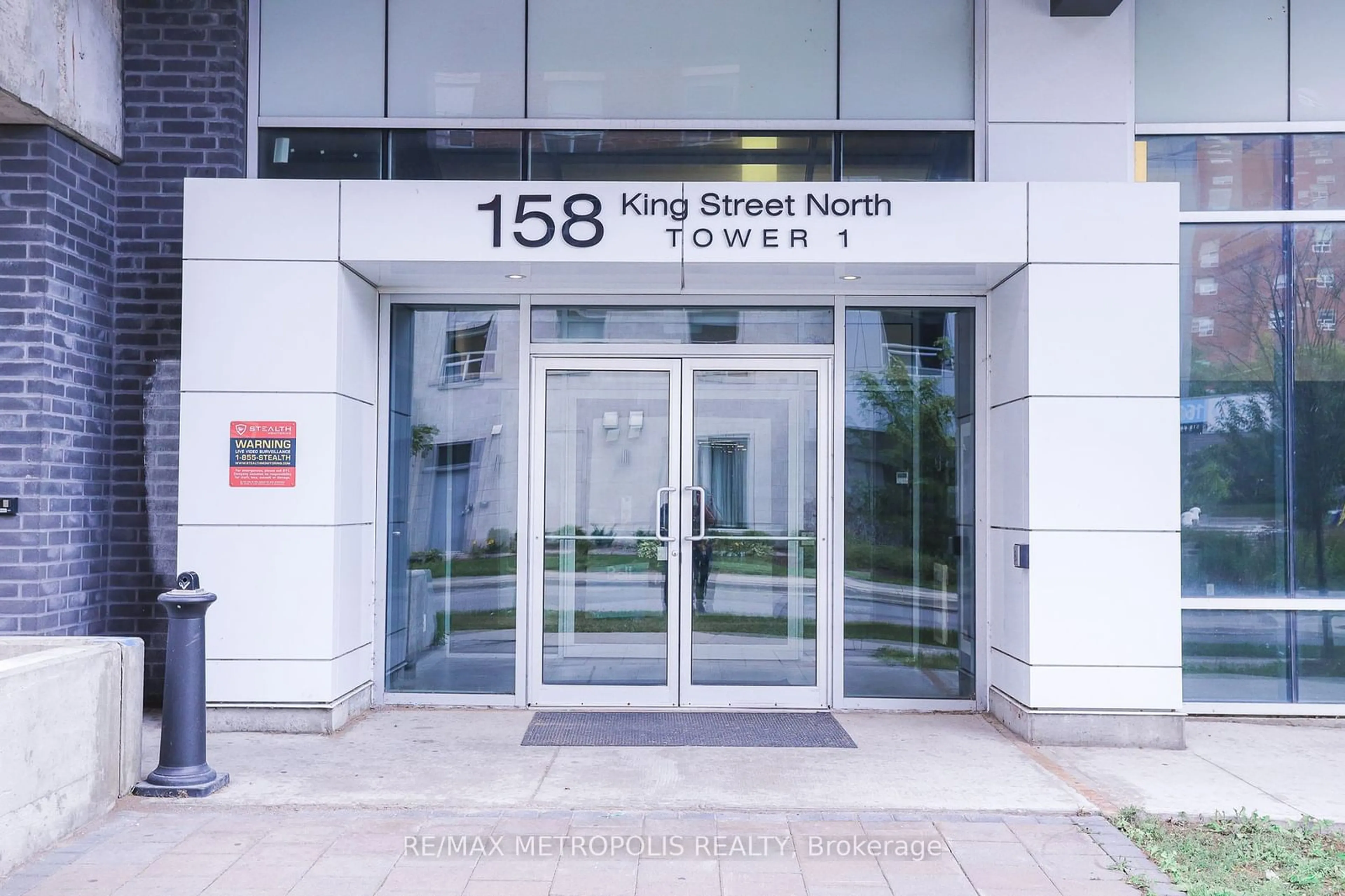 Indoor foyer for 158 King St #303, Waterloo Ontario N2J 2Y2