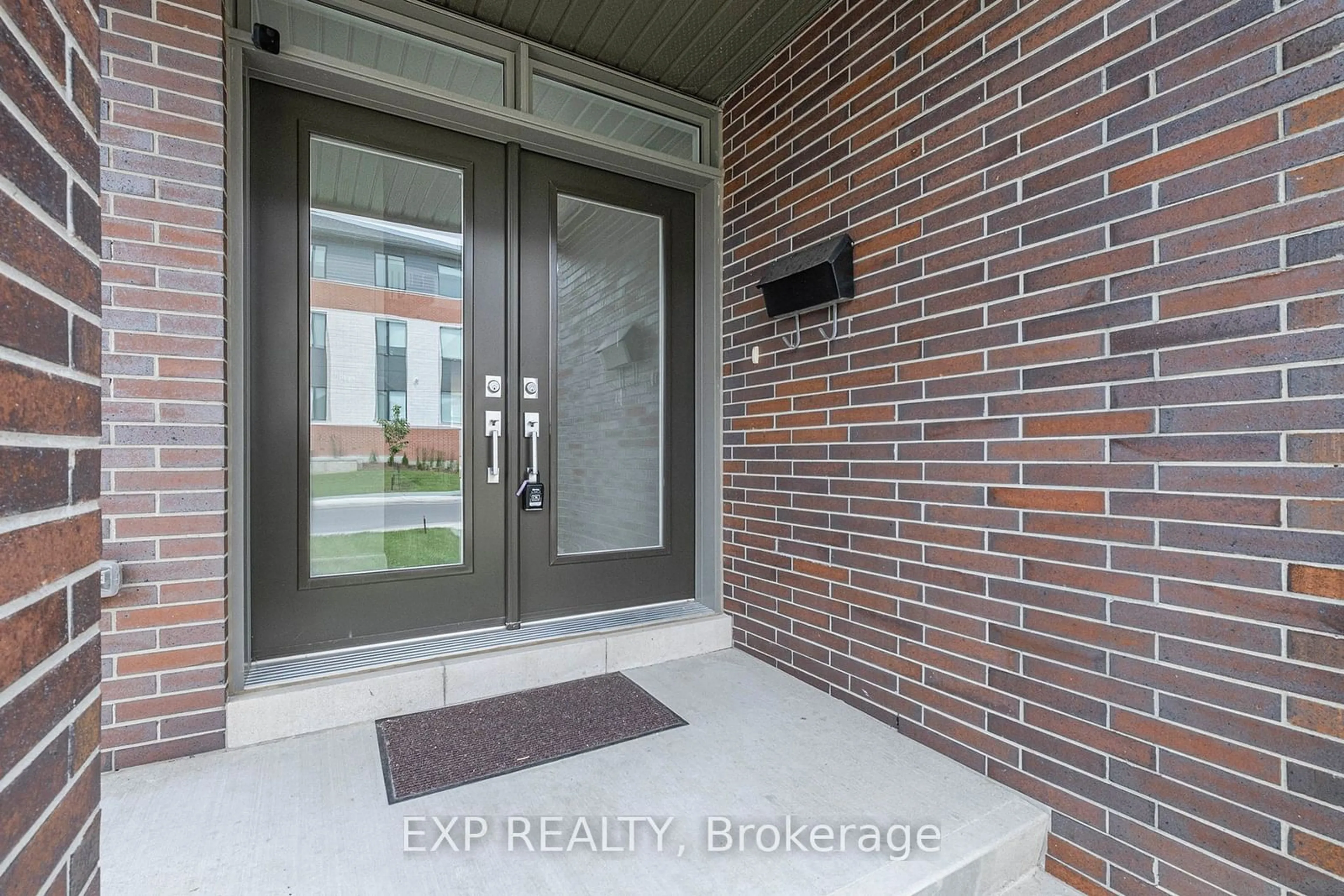 Indoor entryway for 525 Pimiwidon St, Manor Park - Cardinal Glen and Area Ontario K1K 5A1