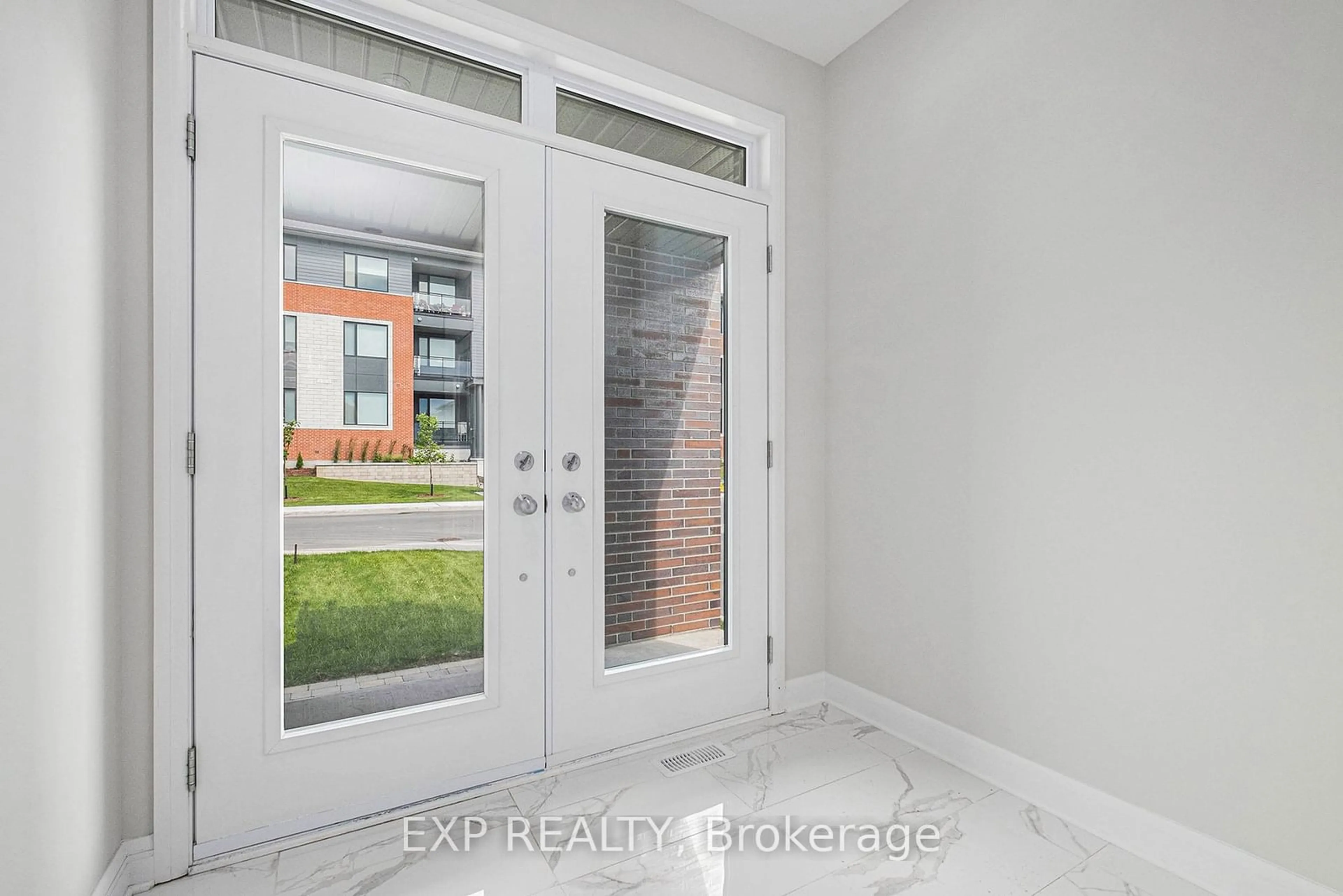 Indoor entryway for 525 Pimiwidon St, Manor Park - Cardinal Glen and Area Ontario K1K 5A1