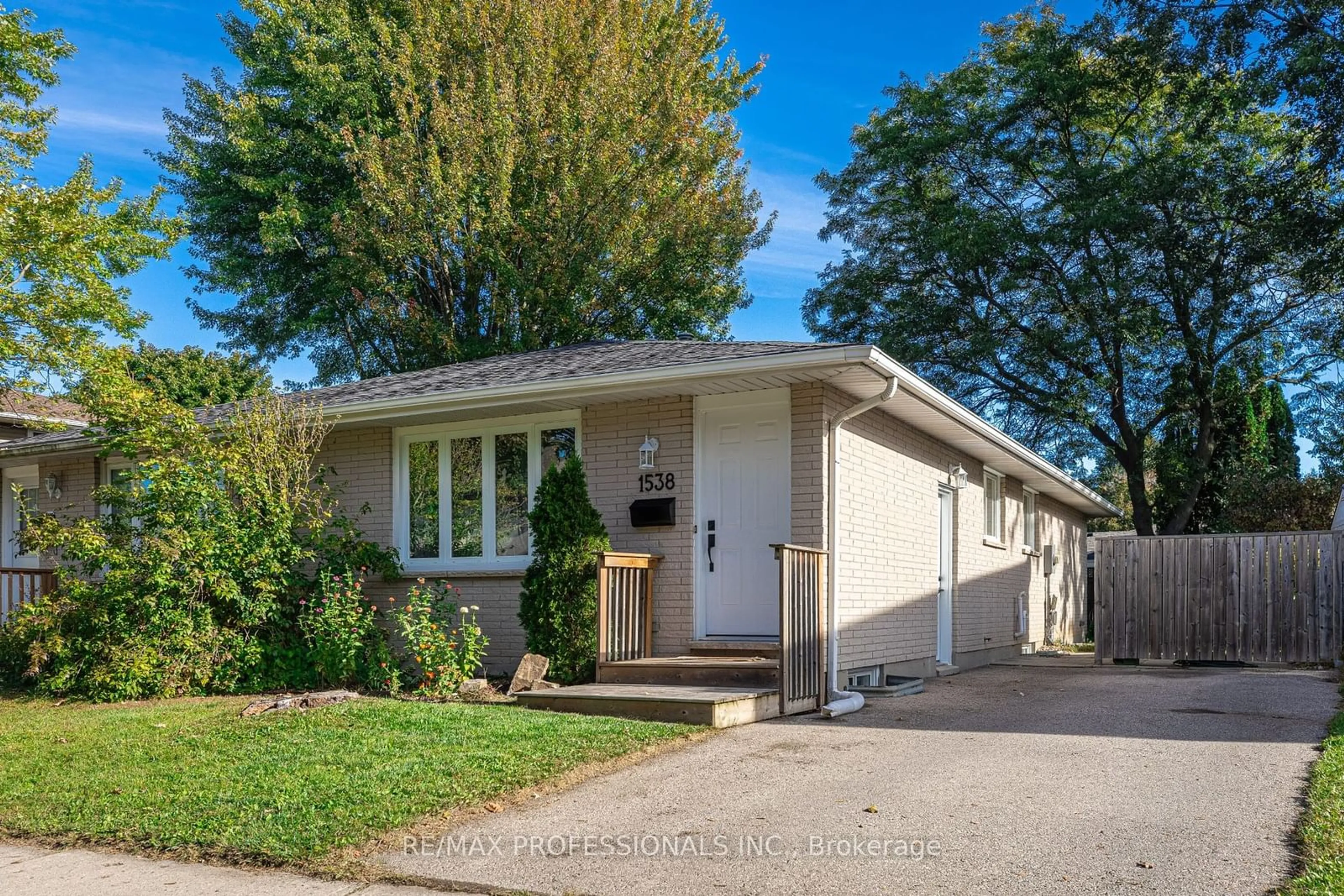 Home with vinyl exterior material, street for 1538 Aldersbrook Rd, London Ontario N6G 2Z3