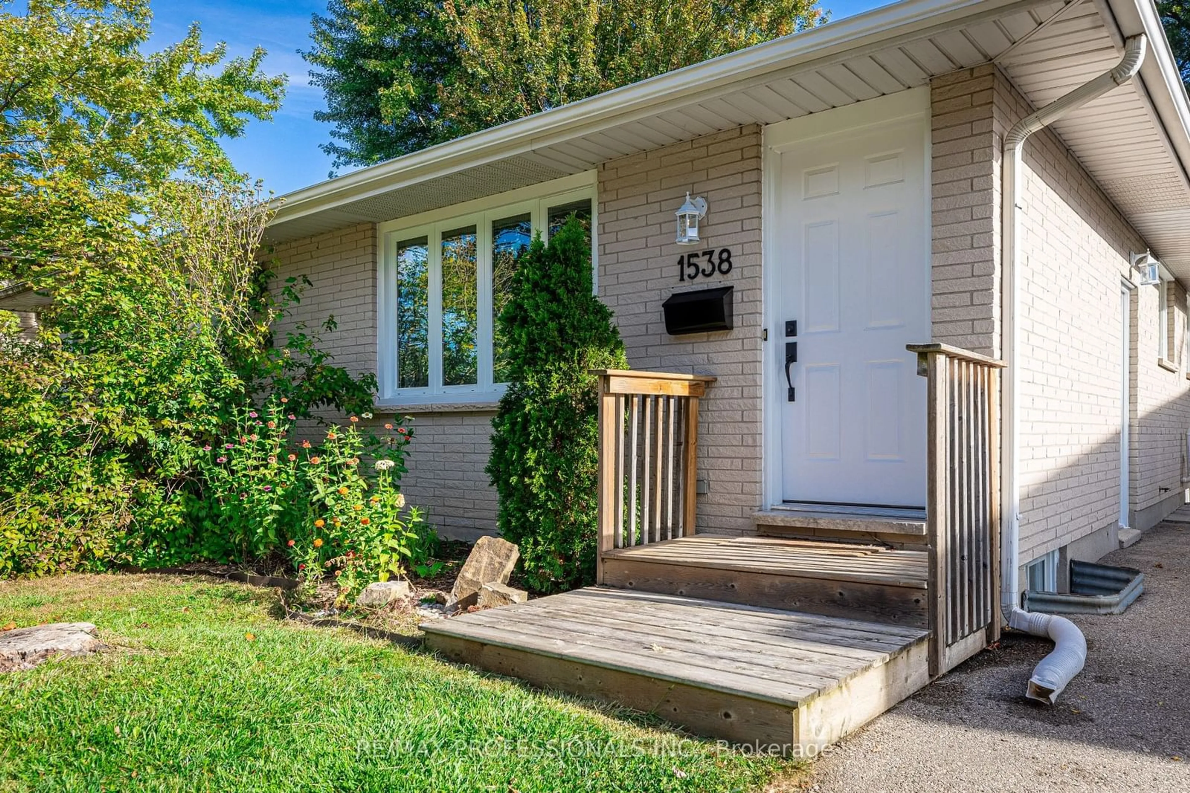 Home with vinyl exterior material, street for 1538 Aldersbrook Rd, London Ontario N6G 2Z3