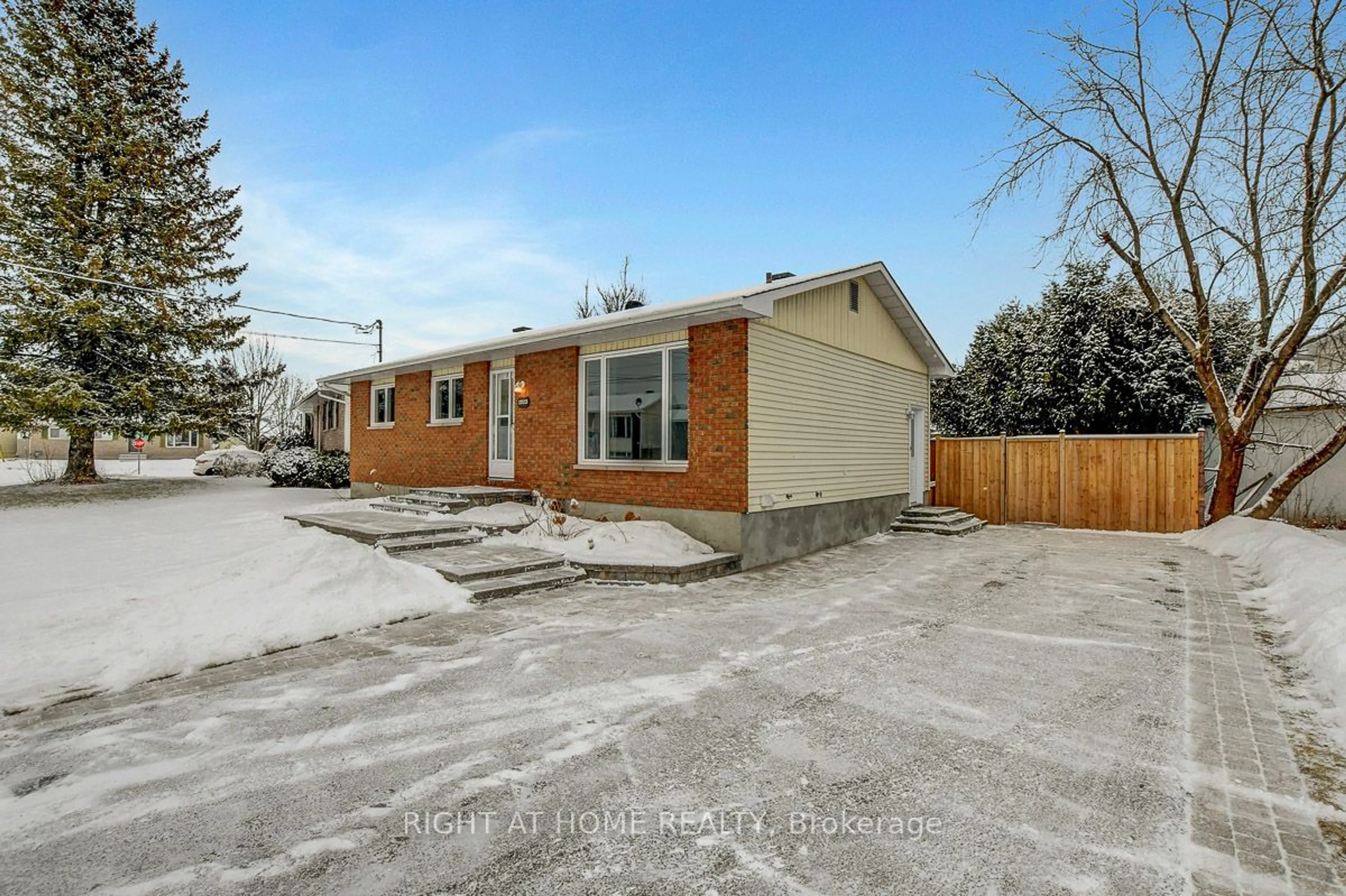 A pic from outside/outdoor area/front of a property/back of a property/a pic from drone, street for 1203 Campeau Cres, Clarence-Rockland Ontario K4K 1B6