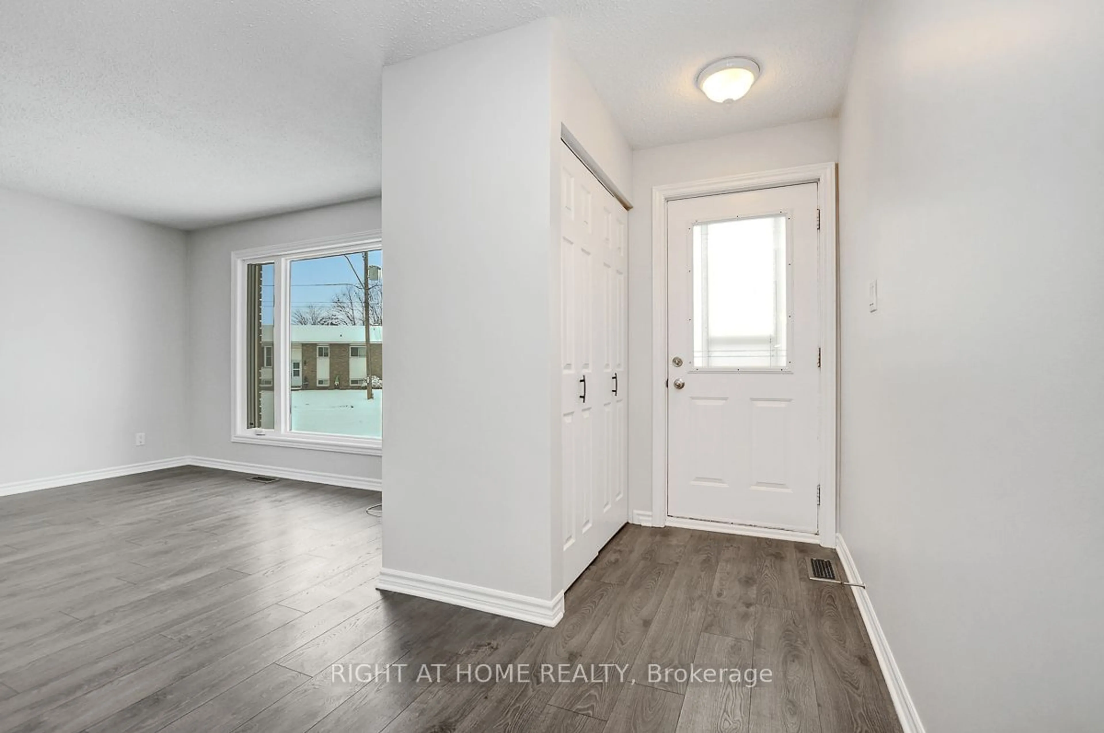 Indoor entryway for 1203 Campeau Cres, Clarence-Rockland Ontario K4K 1B6