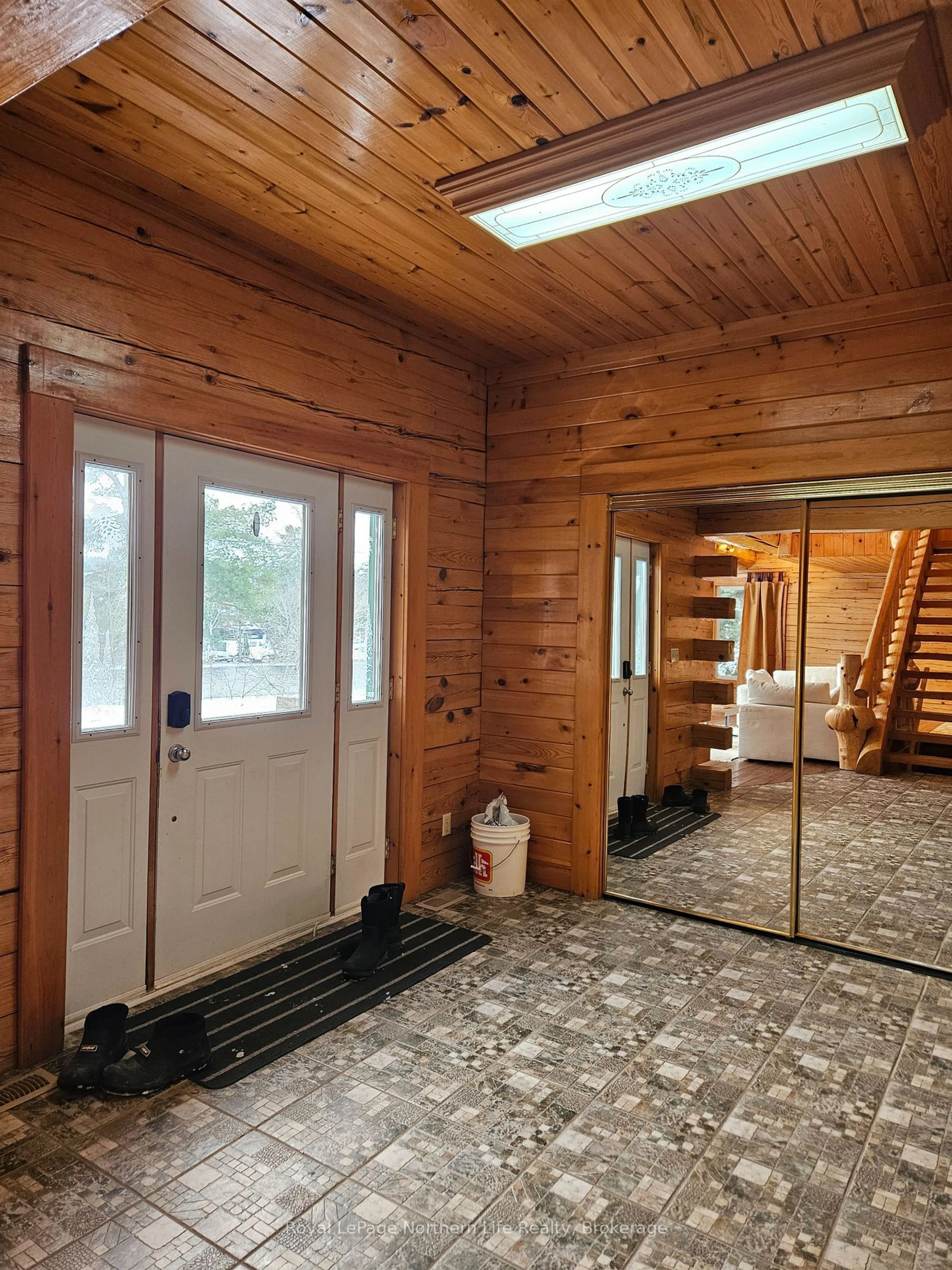 Indoor entryway for 750 Bissett St, Mattawa Ontario P0H 1V0