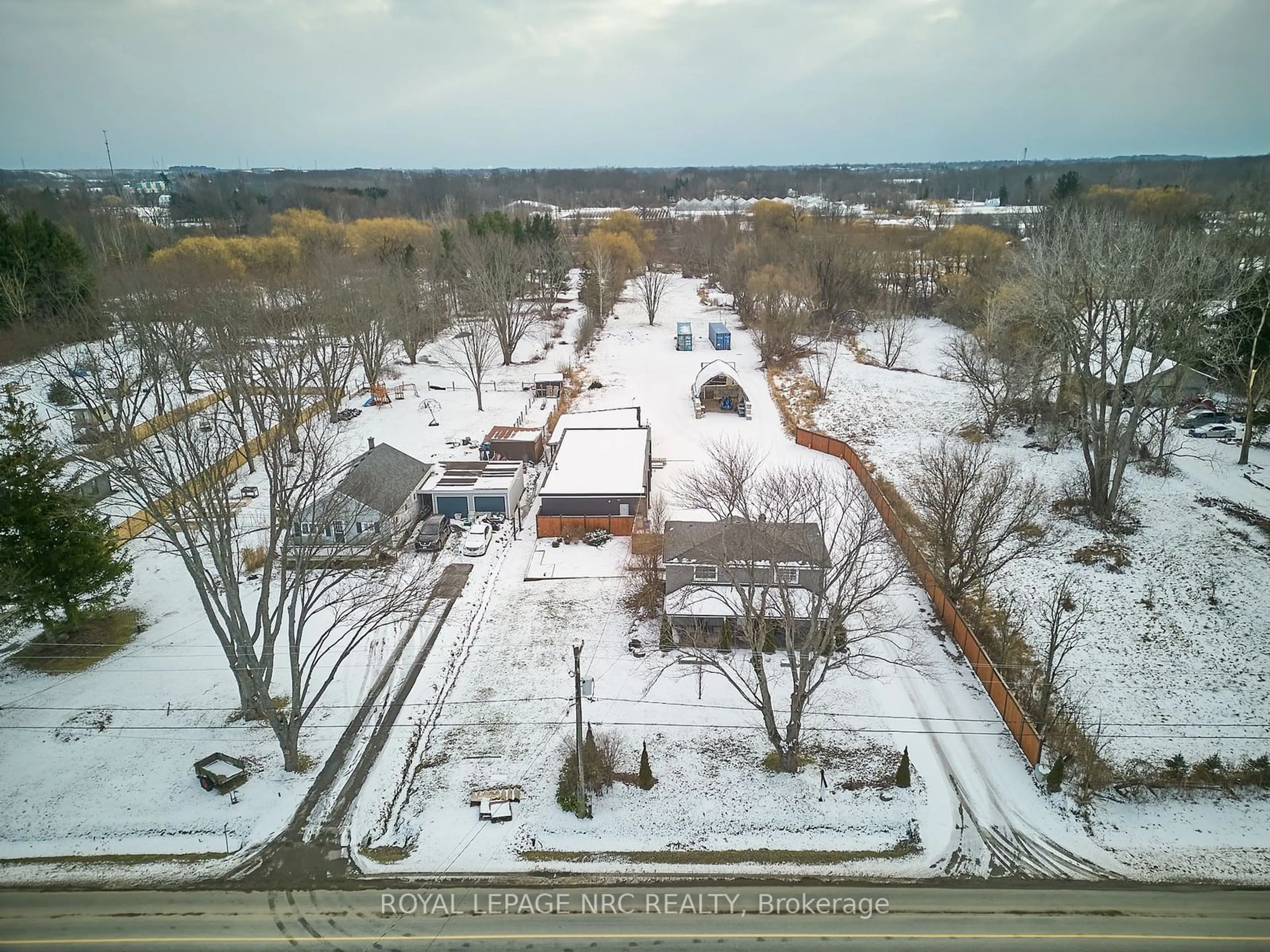 A pic from outside/outdoor area/front of a property/back of a property/a pic from drone, street for 2523 Port Robinson Rd, Thorold Ontario L3B 5N5