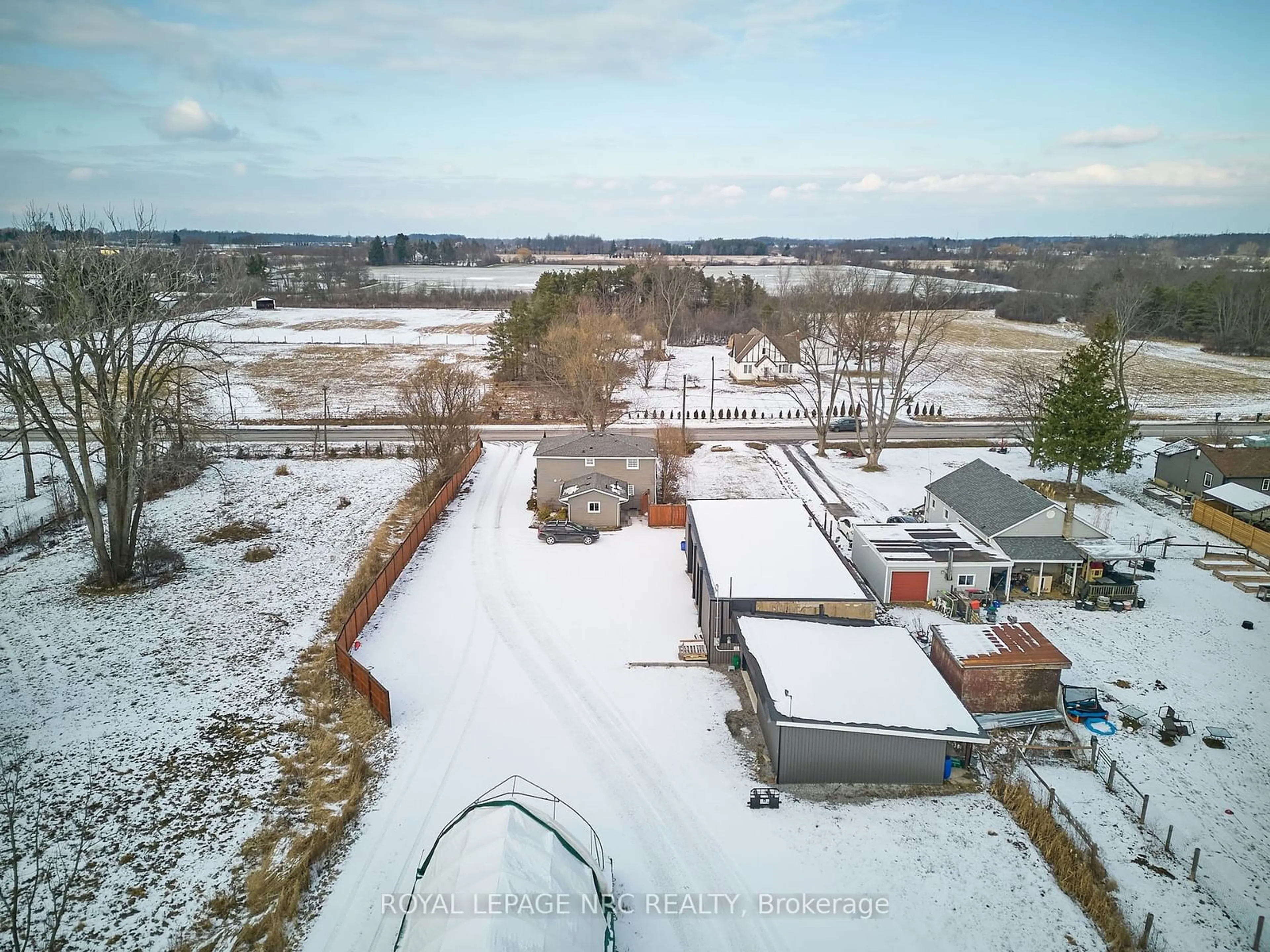 A pic from outside/outdoor area/front of a property/back of a property/a pic from drone, unknown for 2523 Port Robinson Rd, Thorold Ontario L3B 5N5