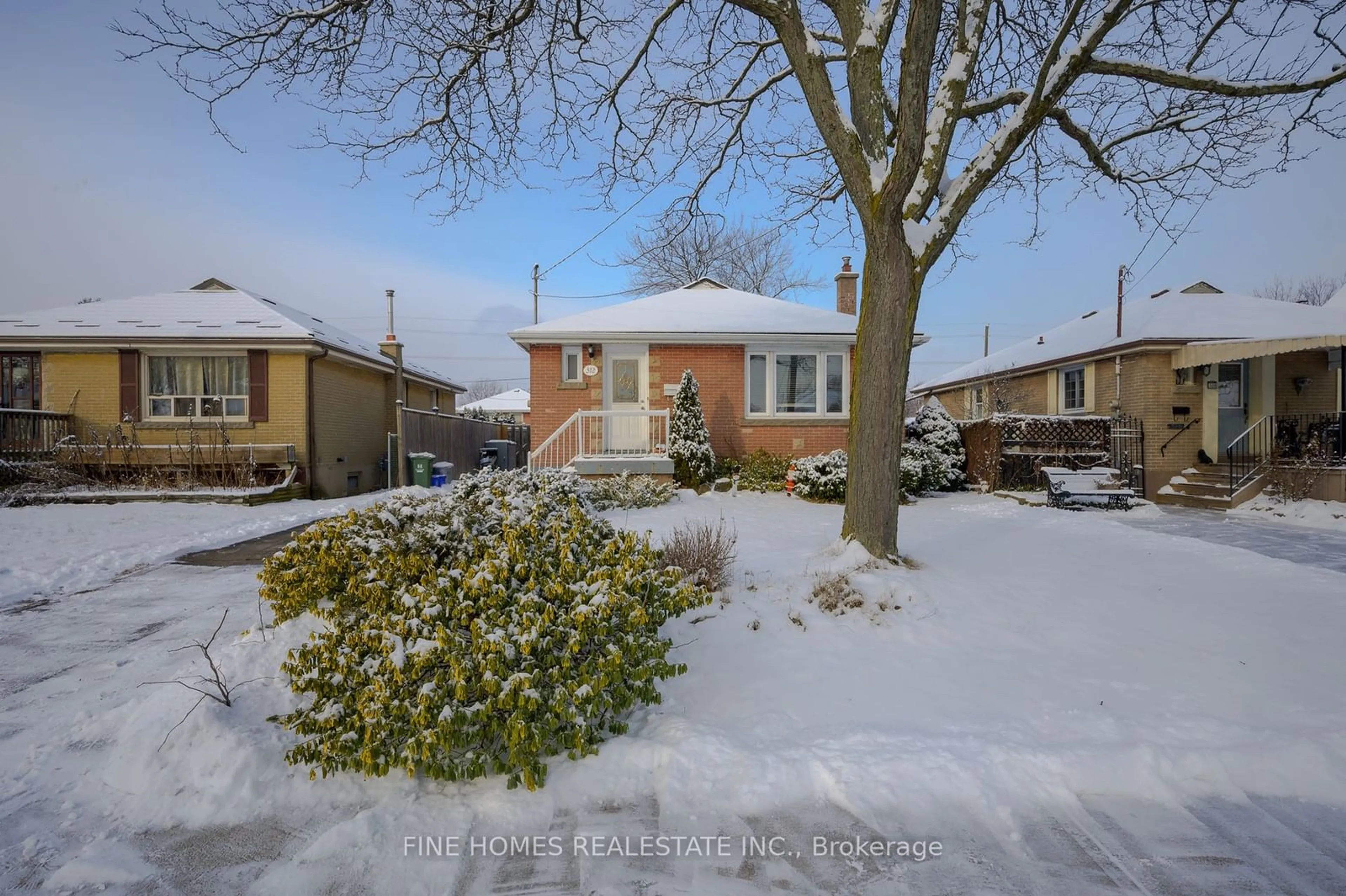 A pic from outside/outdoor area/front of a property/back of a property/a pic from drone, street for 312 East 31st St, Hamilton Ontario L8V 3P8