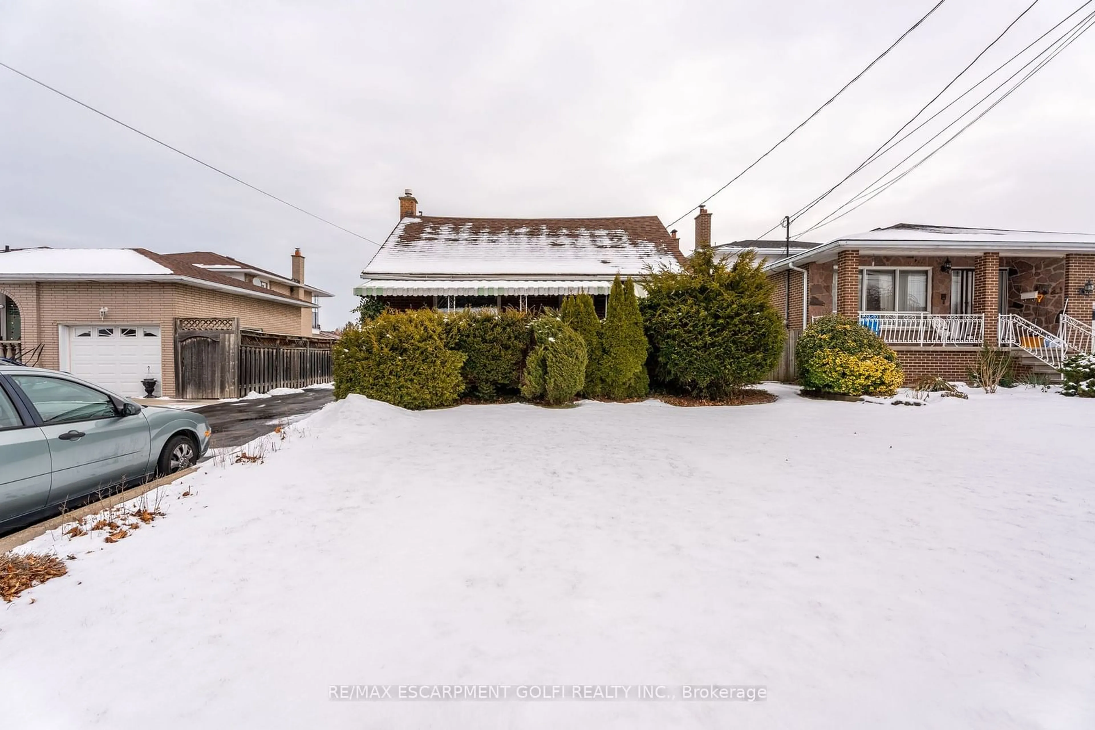 A pic from outside/outdoor area/front of a property/back of a property/a pic from drone, street for 214 Margaret Ave, Hamilton Ontario L8E 2H8