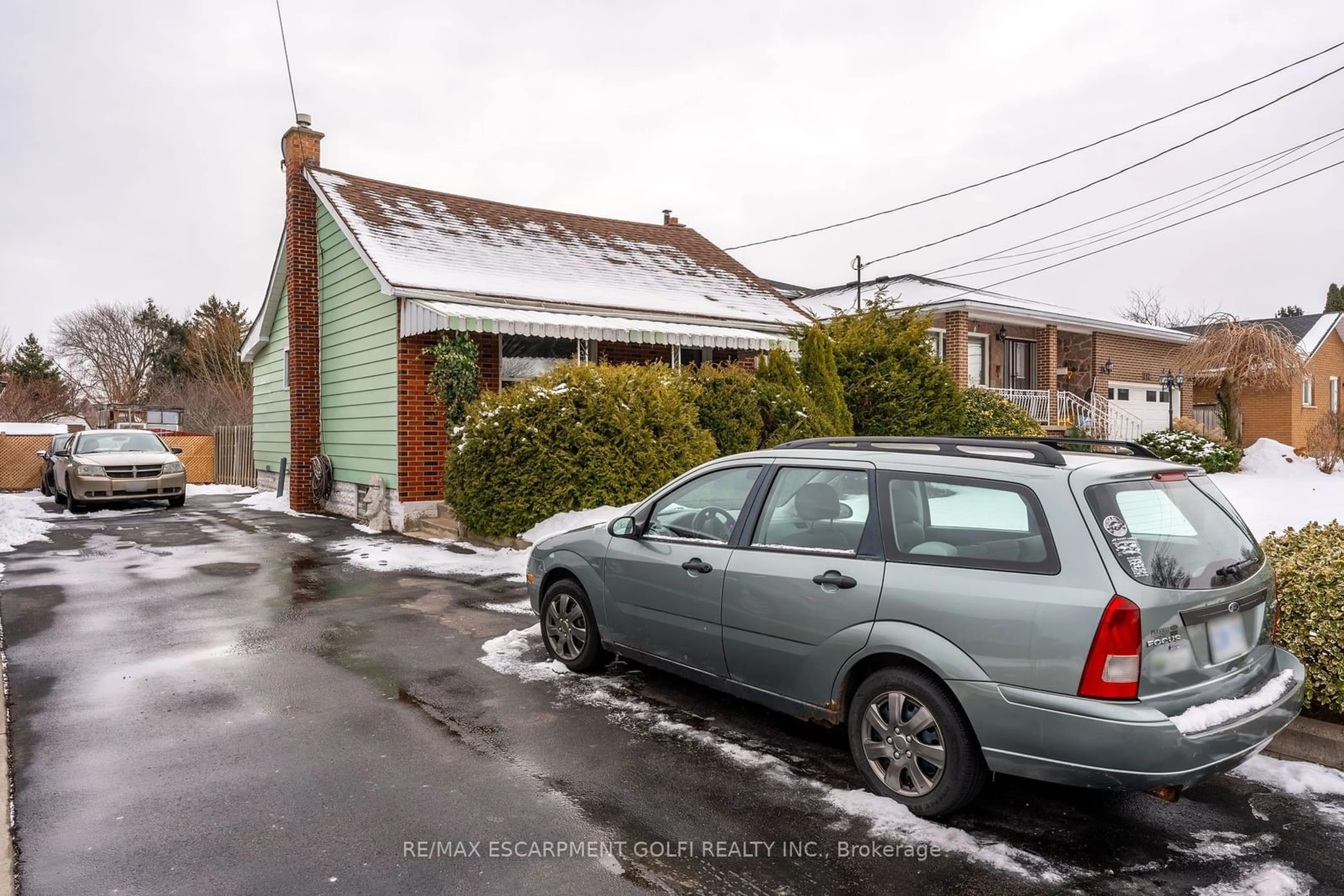 A pic from outside/outdoor area/front of a property/back of a property/a pic from drone, street for 214 Margaret Ave, Hamilton Ontario L8E 2H8