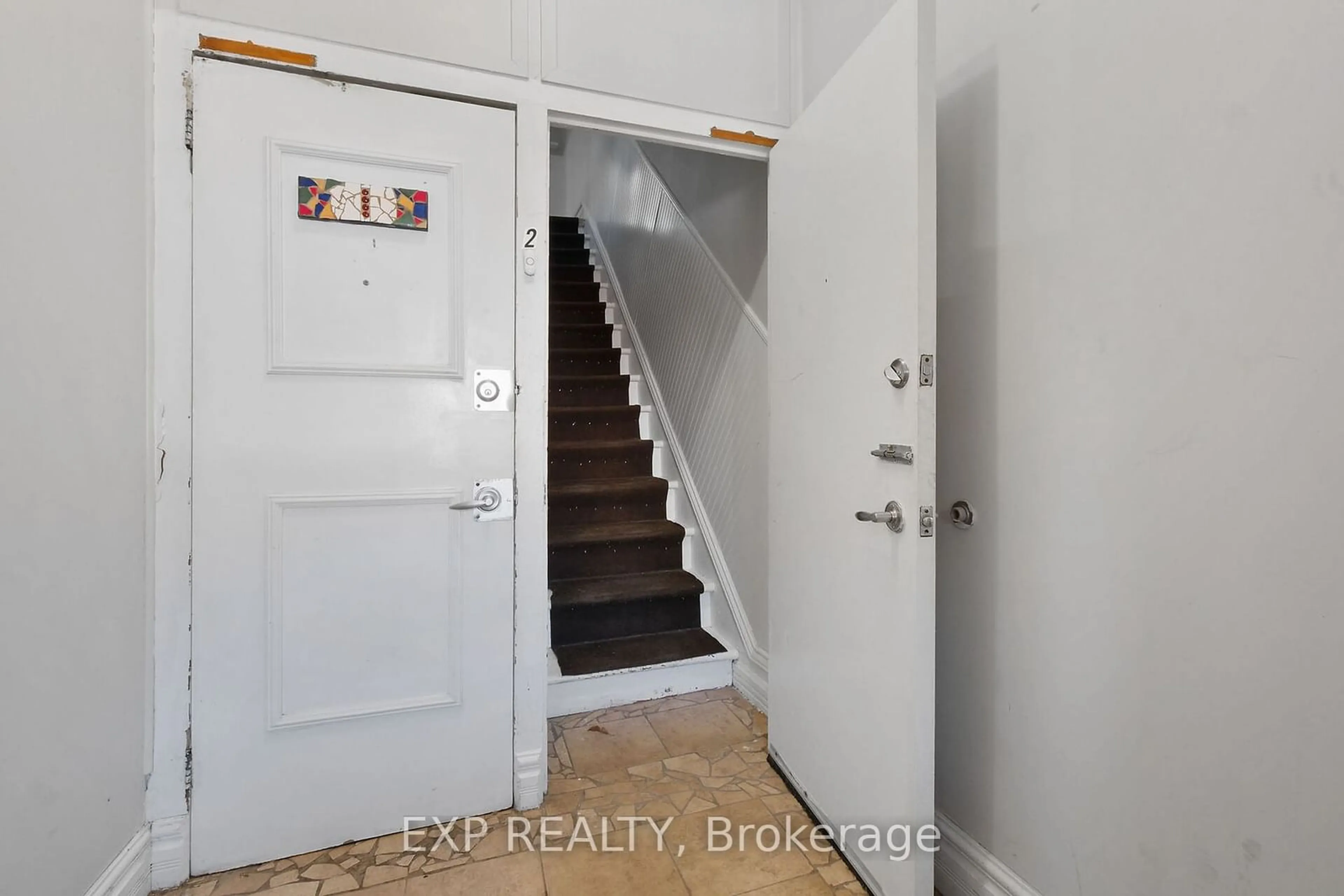 Indoor entryway for 74 Preston St, West Centre Town Ontario K1R 7N9