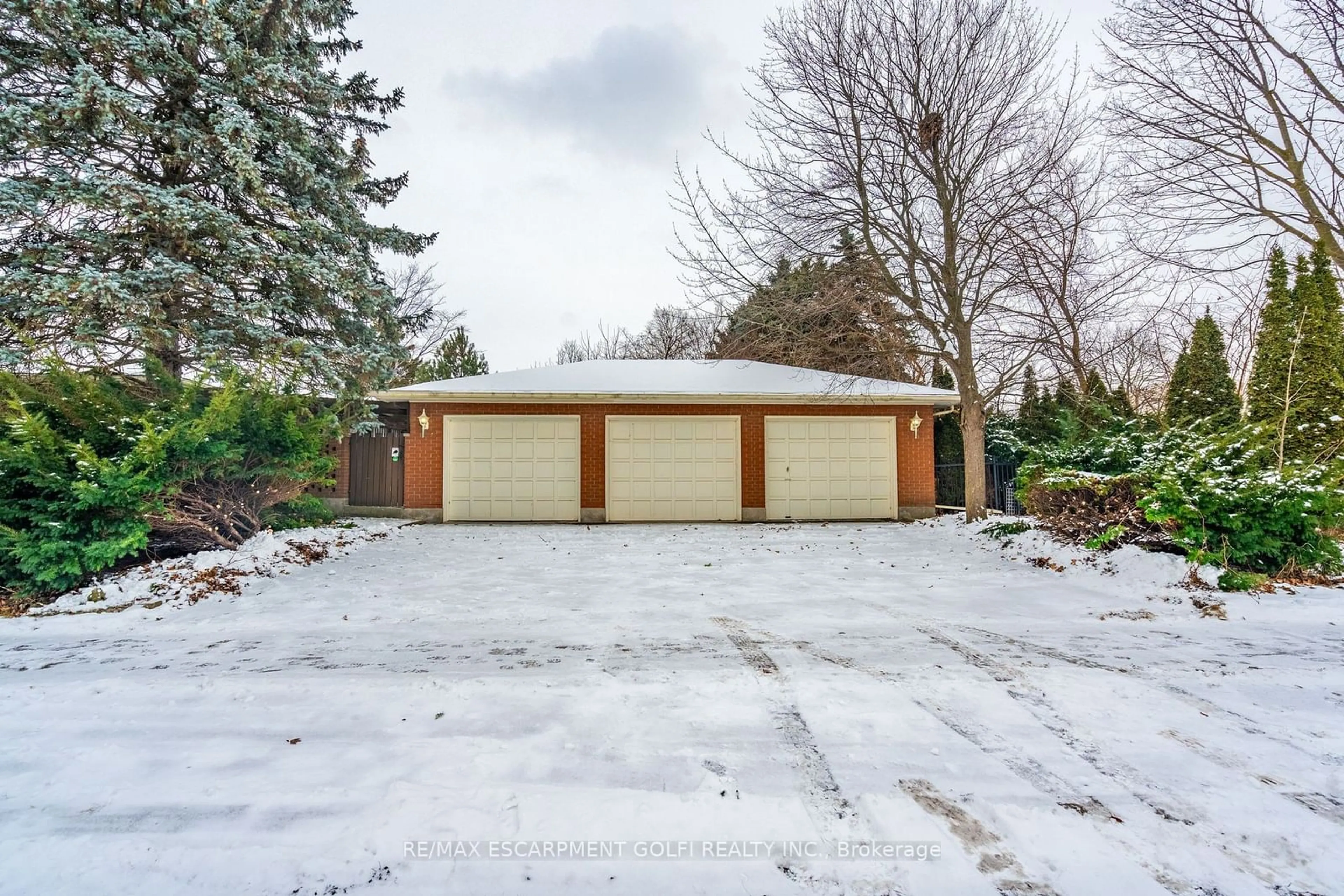 Indoor garage for 44 Patterson Ave, Brantford Ontario N3S 6X2